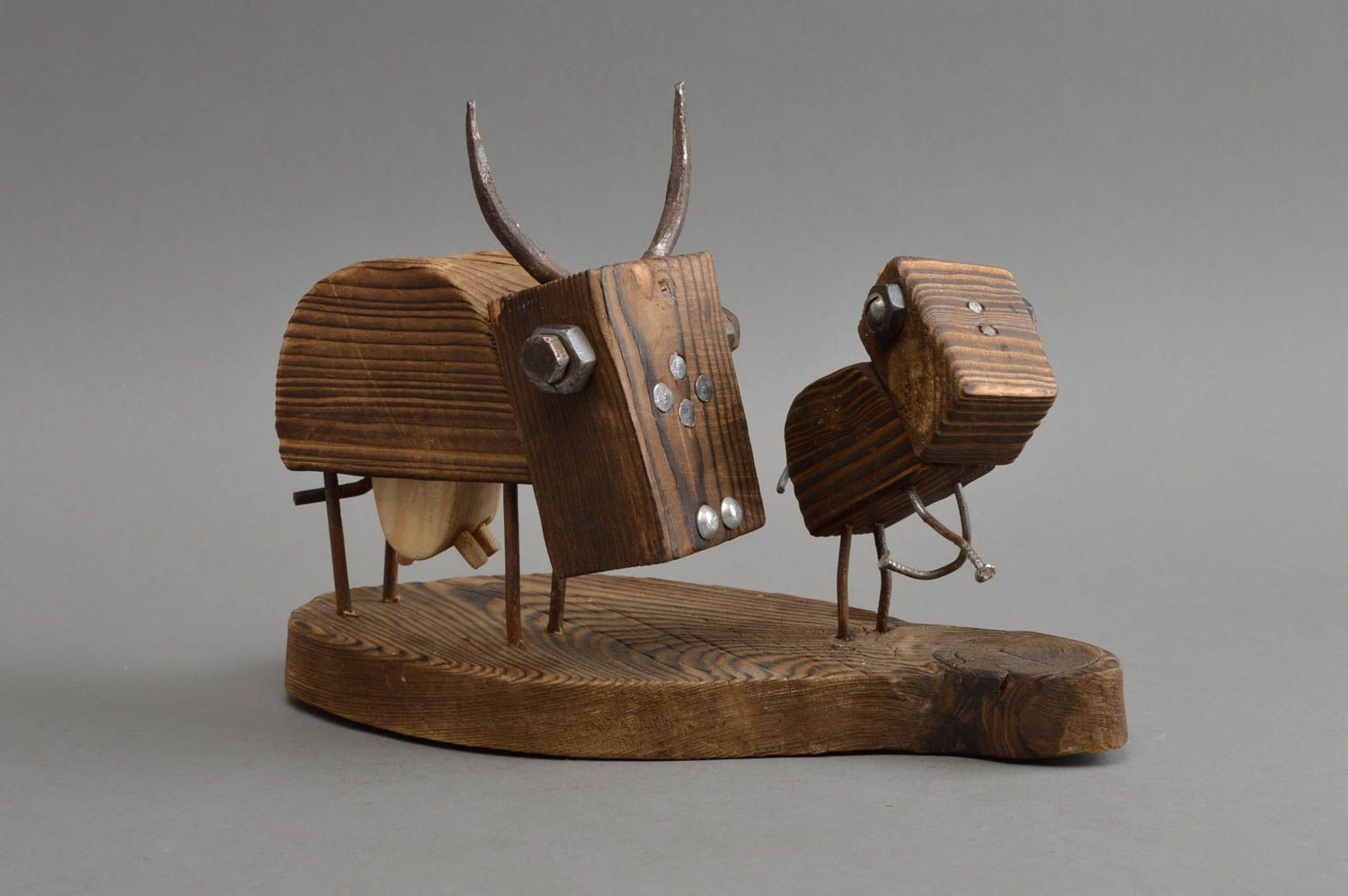 Geschnitzte handgemachte Figurine aus Holz in Form von Tieren für Deko foto 2