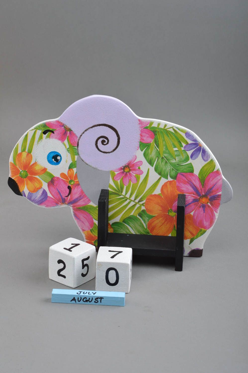 Детский календарь в виде барашка из фанеры декупаж в красивых цветах хэнд мэйд фото 3