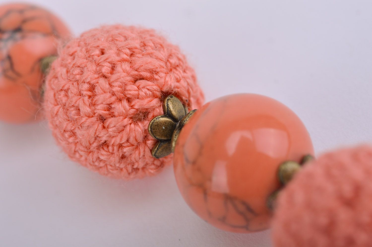 Long collier de perles en tricot rose original fait main cadeau pour femme photo 4