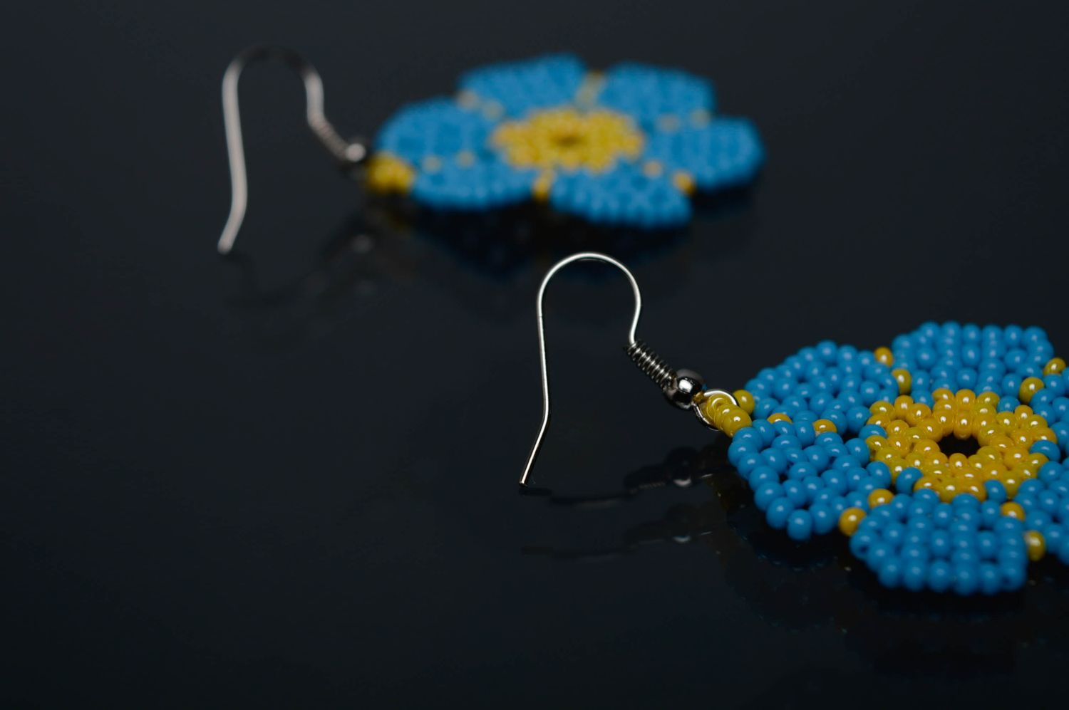 Boucles d'oreilles en perles de rocaille bleues et jaunes photo 5