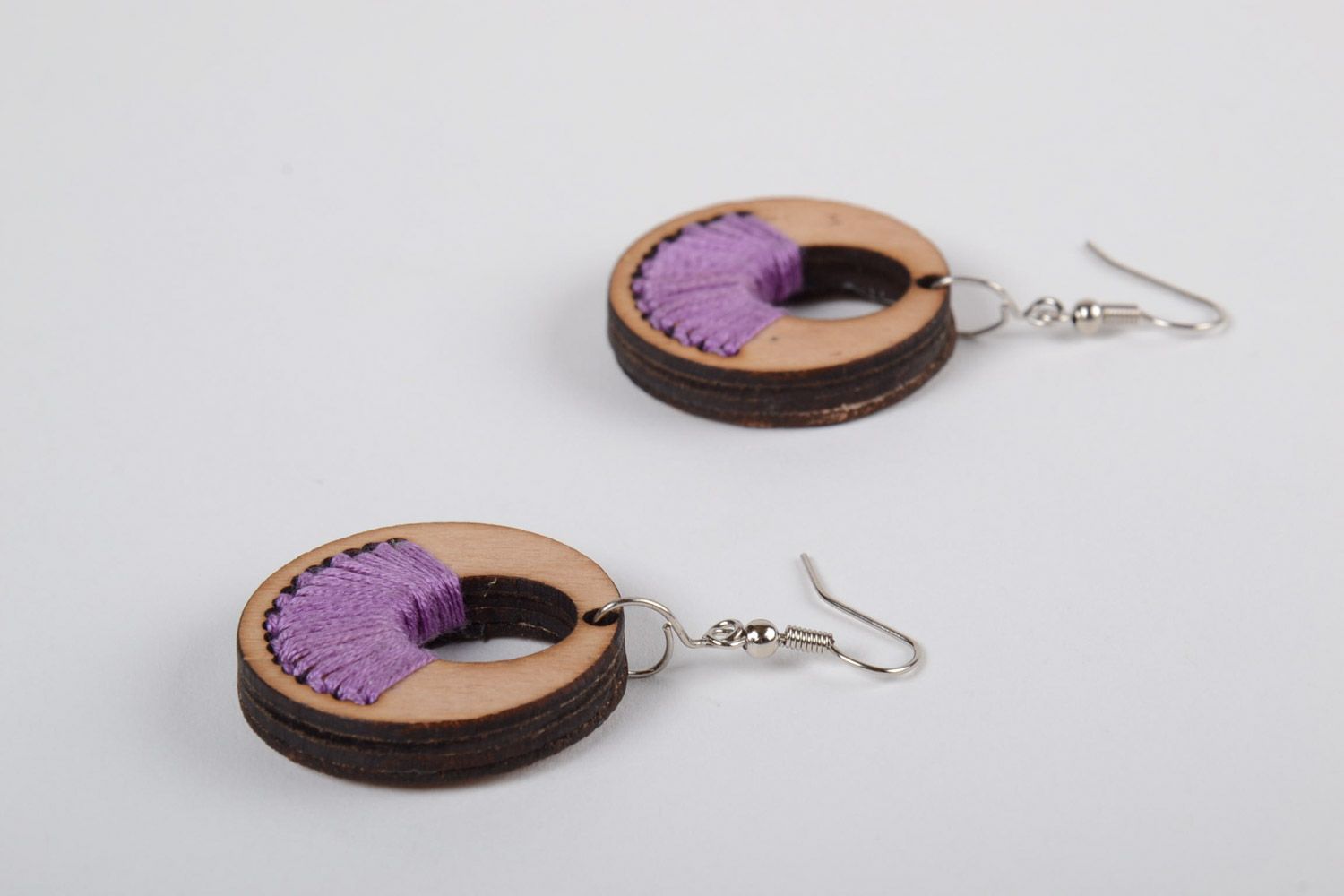 Pendientes de madera contrachapada con bordado de hilos violetas redondos hechos a mano foto 2
