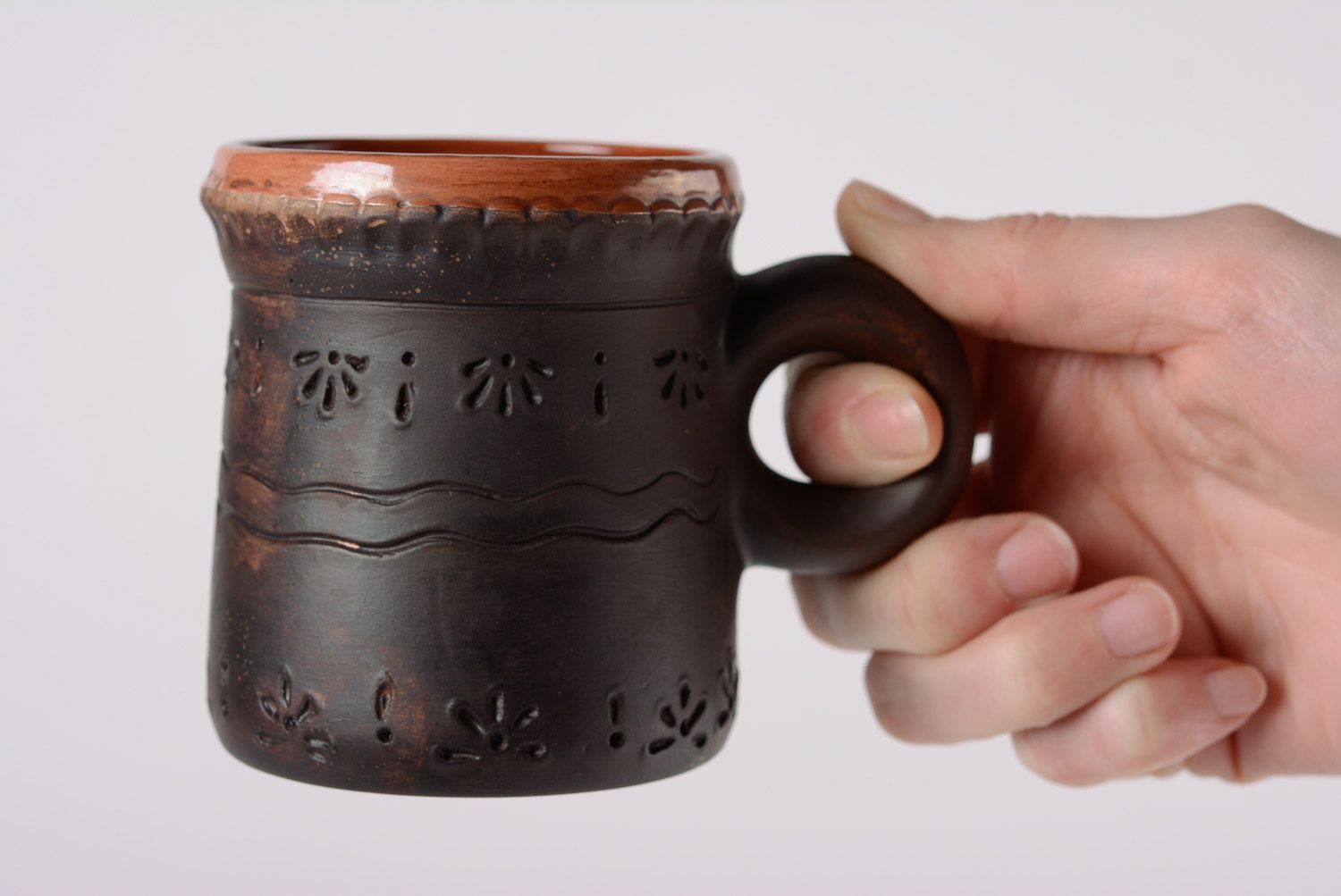 Braune handliche handgemachte Ton Tasse mit Ornament Majolika für Geschenk  foto 5
