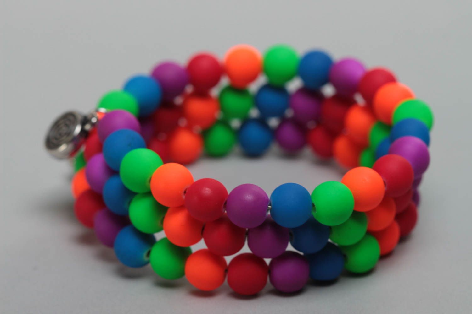 Bracelet en perles plastiques fait main beau original aux trois rangs bijou photo 3