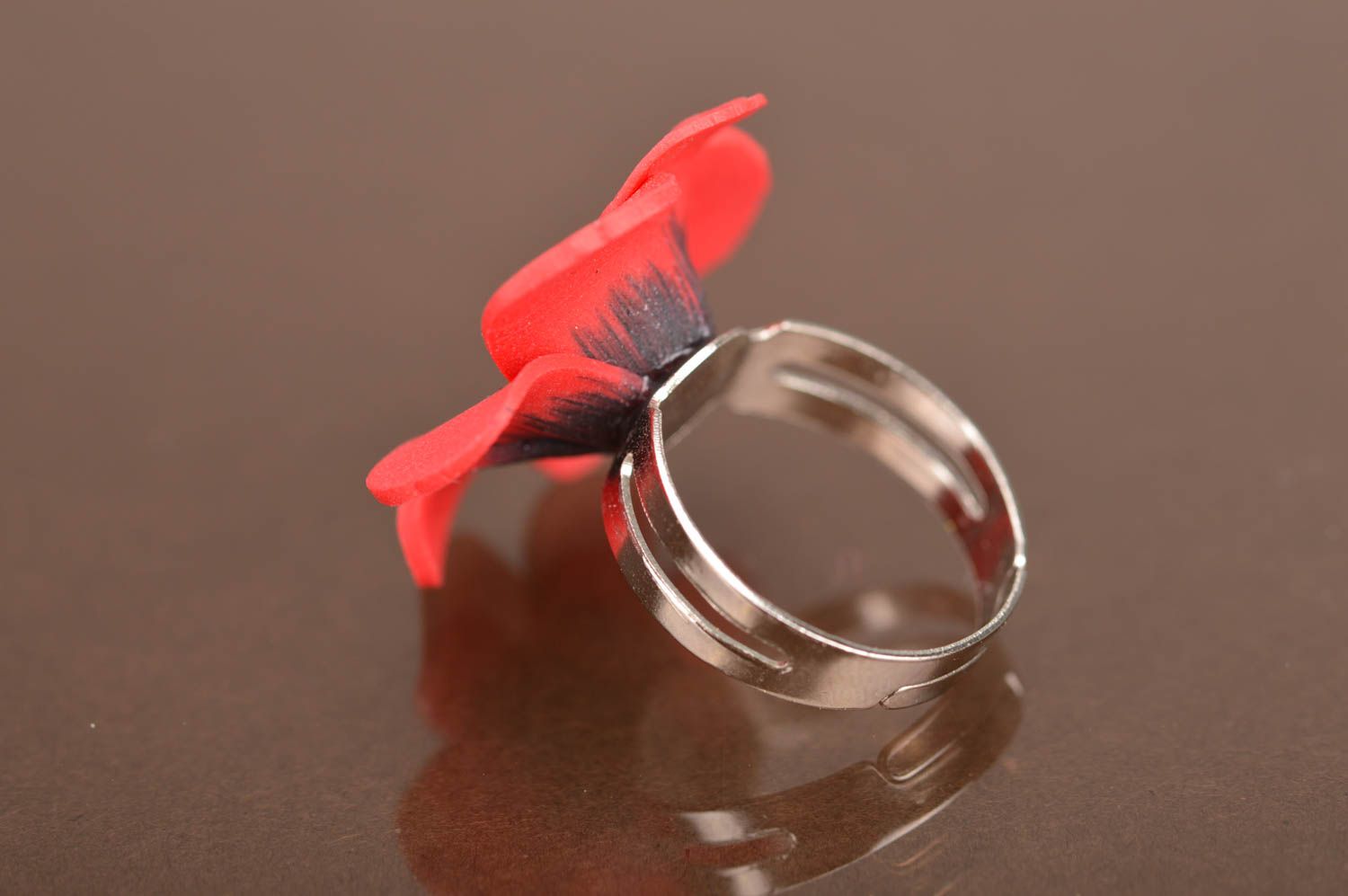 Anillo de arcilla polimérica artesanal con forma de amapola roja volumétrica foto 3
