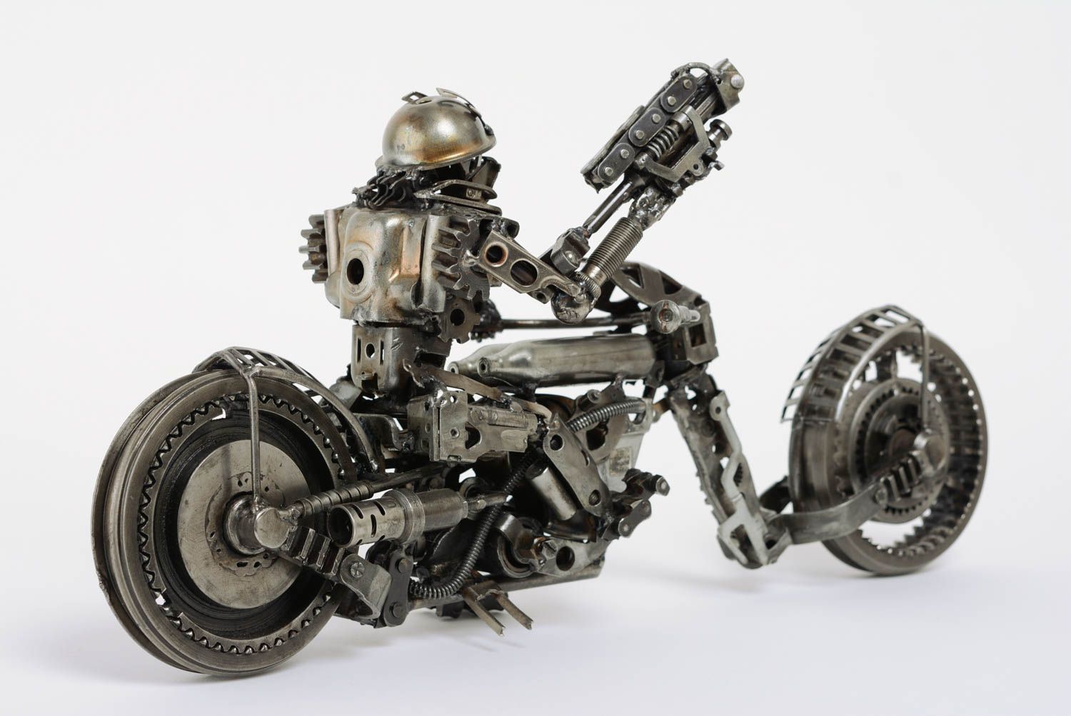 Figura de metal artesanal motociclista para decorar casa foto 3