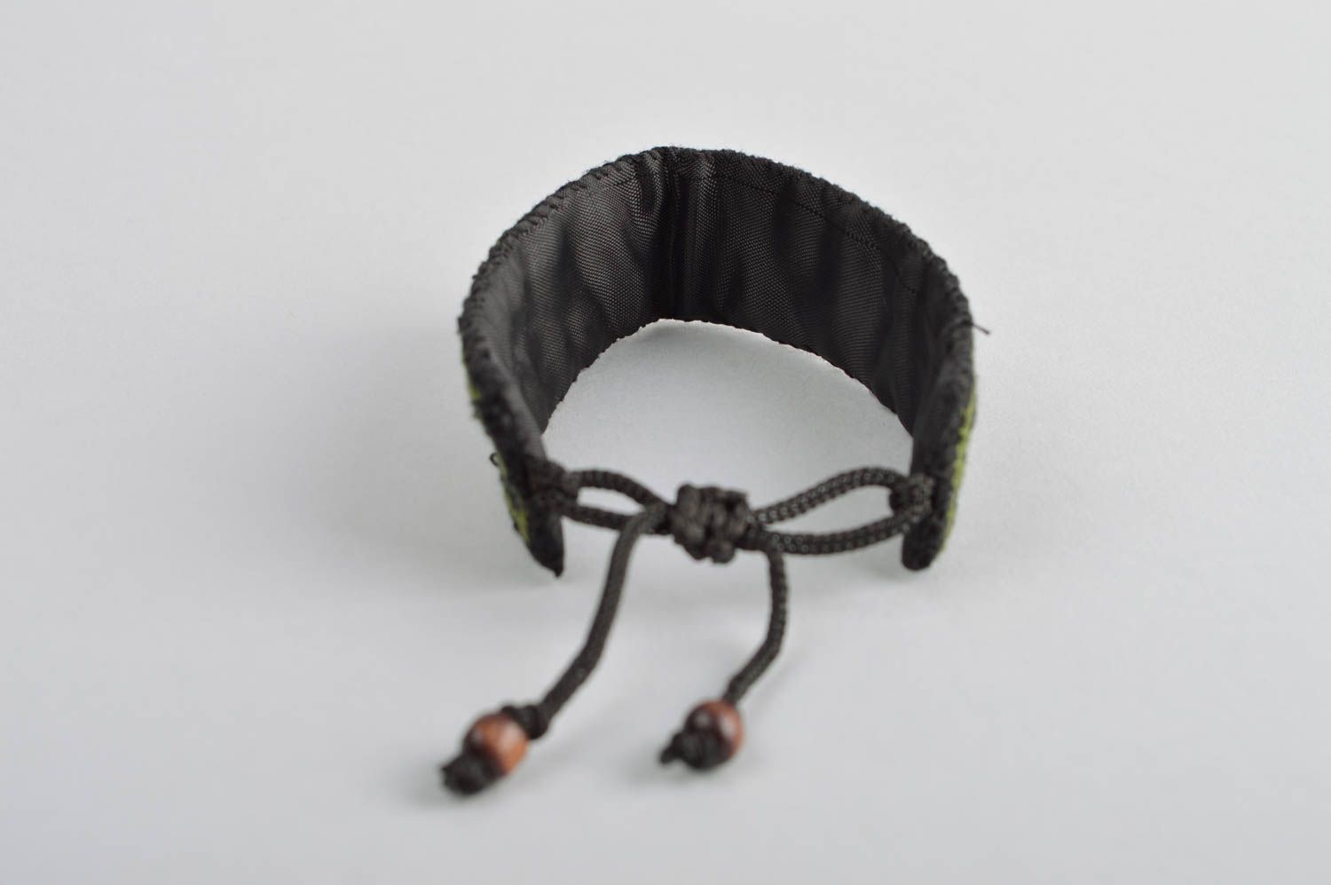 Bracelet large Accessoire fait main noir à motif brodé Cadeau femme original photo 3