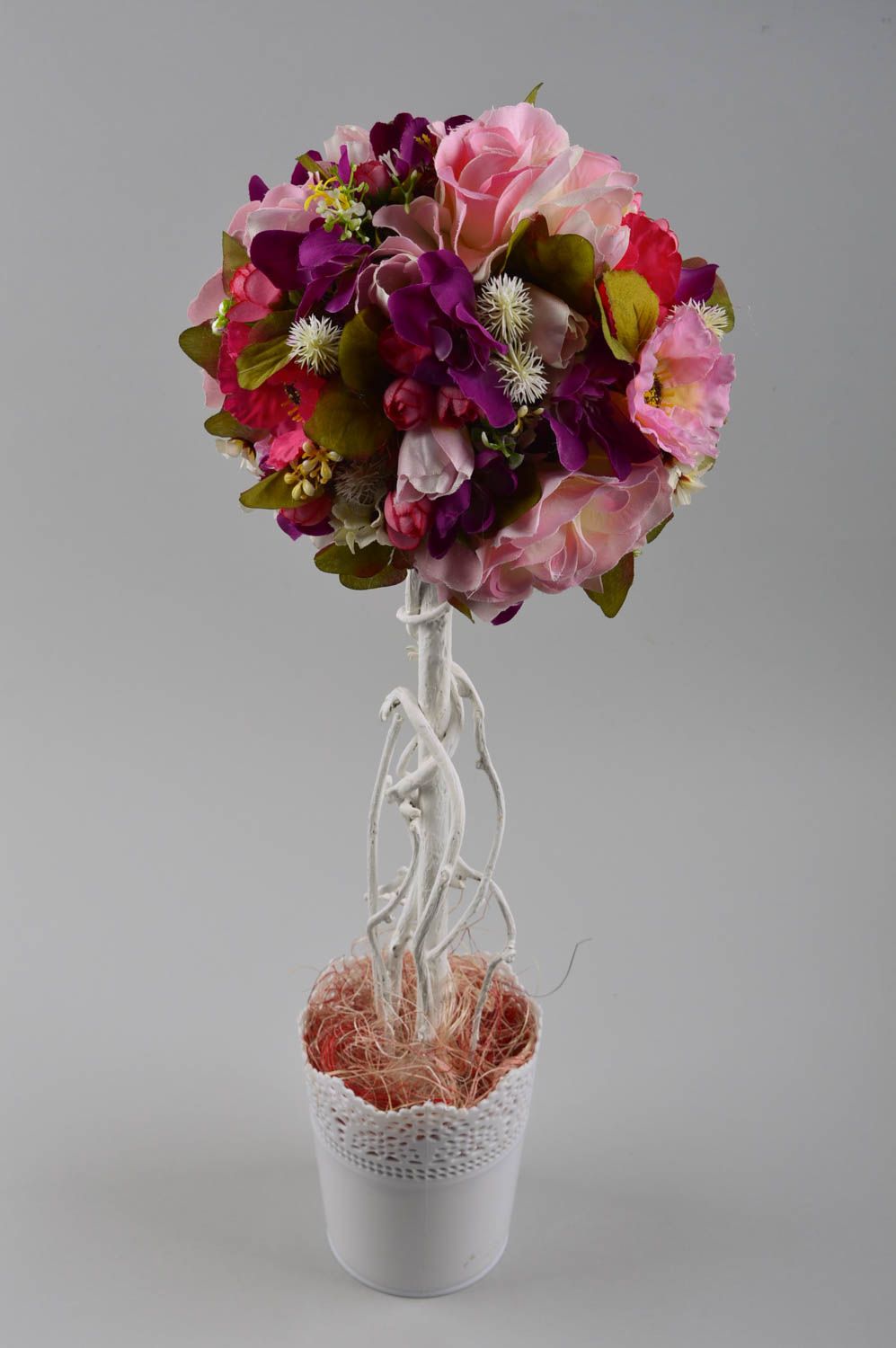 Árbol topiario hecho a mano composición de flores rosadas decoración de casa foto 2