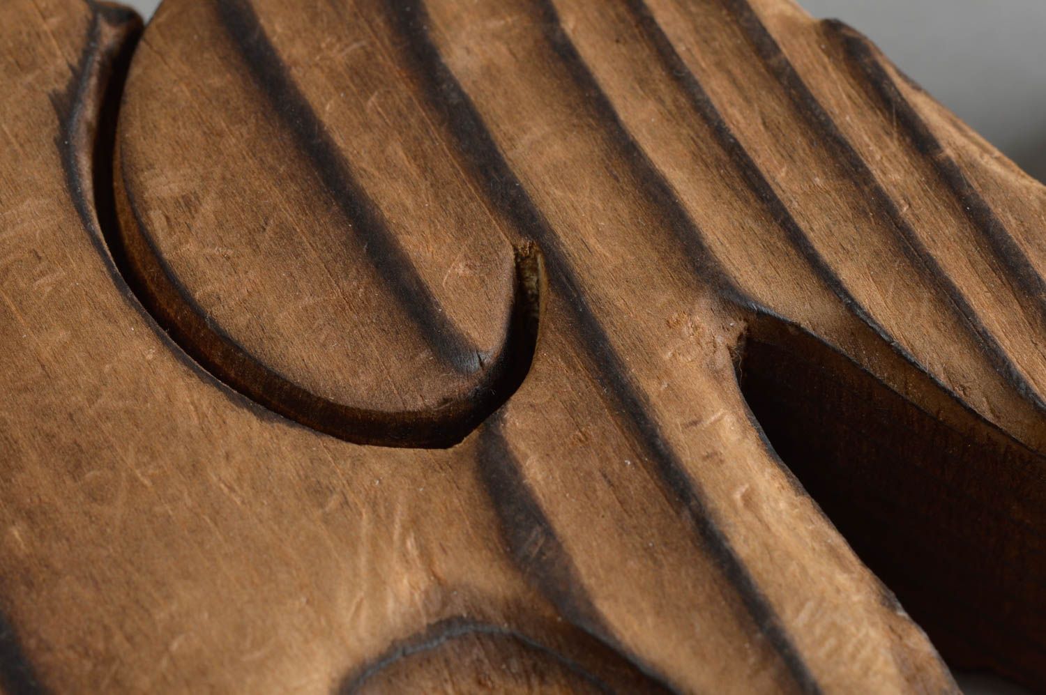 Дизайнерская статуэтка из дерева сосны в виде слоника ручной работы большая фото 5