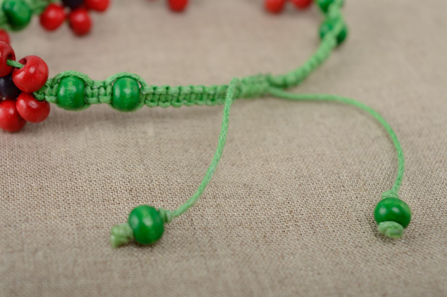 Bracelet de cheville avec perles de bois vert et rouge macramé fait main femme photo 4