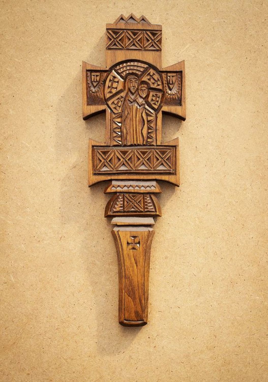 Деревянный крест Богородица с Иисусом фото 2