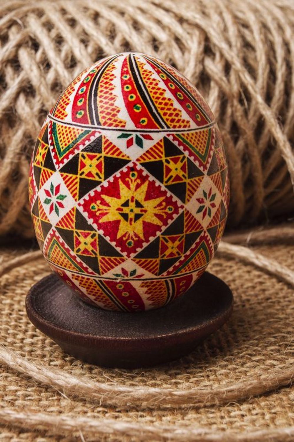 Huevo de Pascua hecho a mano con ornamento elemento decorativo souvenir original foto 1
