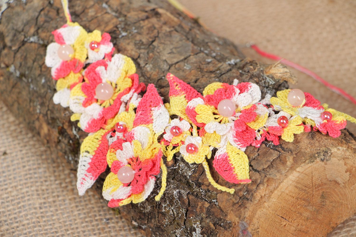 Collier textile tricoté avec perles fantaisie floral rose et jaune fait main photo 1