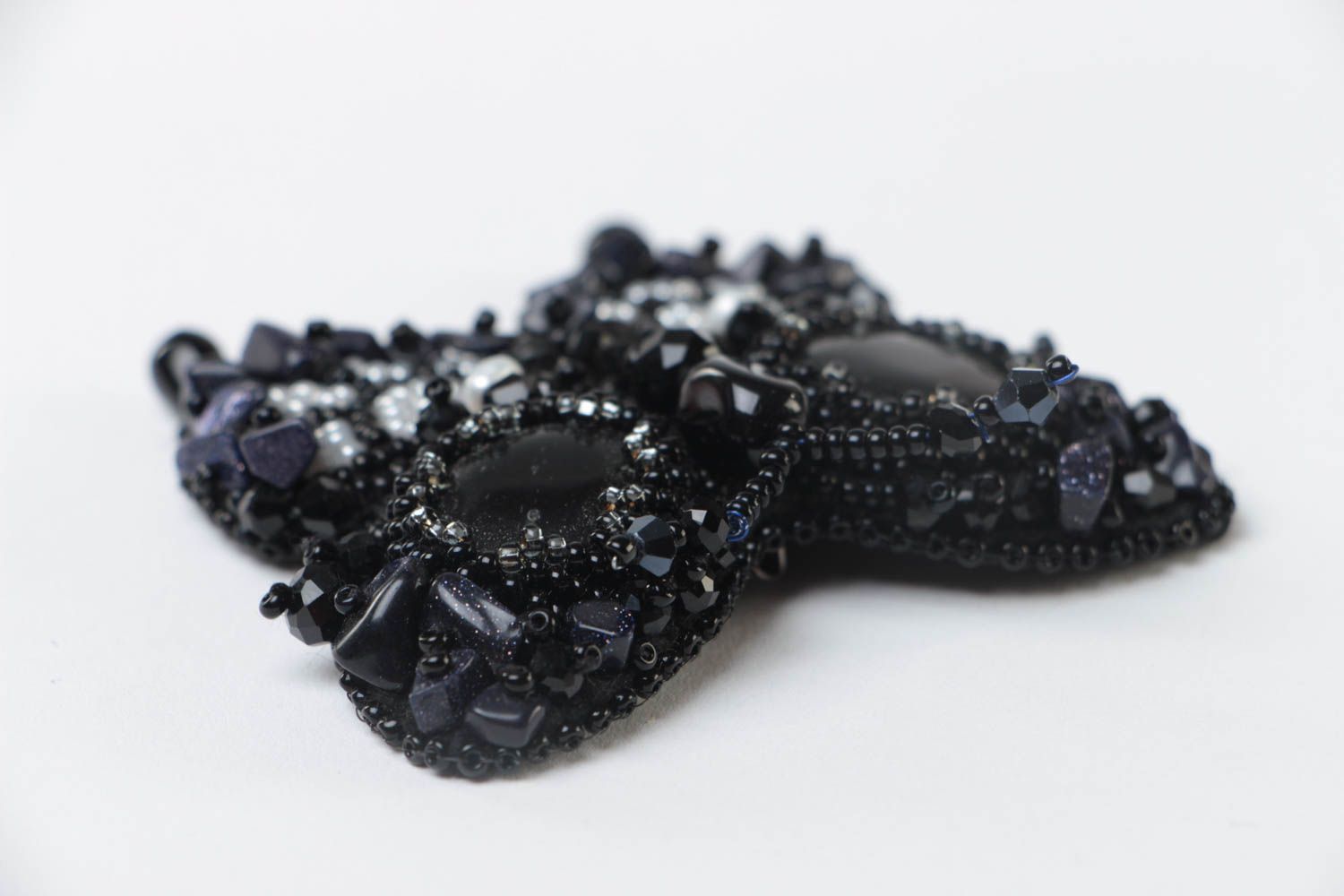 Элегантная черная брошь с вышивкой бисером и натуральными камнями в виде бабочки фото 3