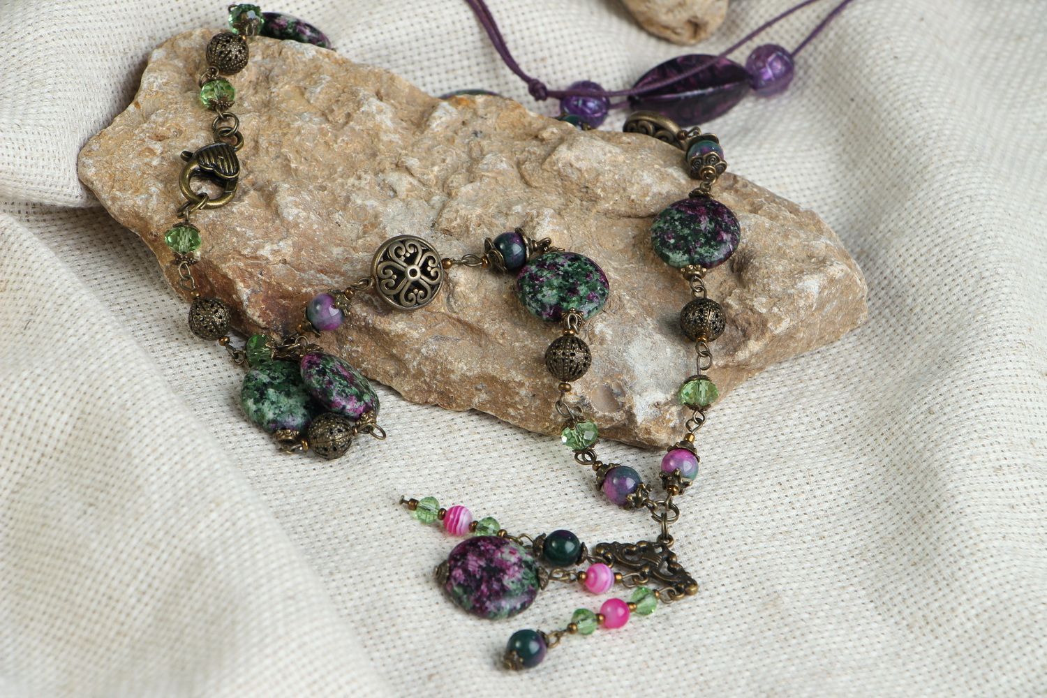 Beaded Necklace with Serpentine Stone in Bronze photo 4