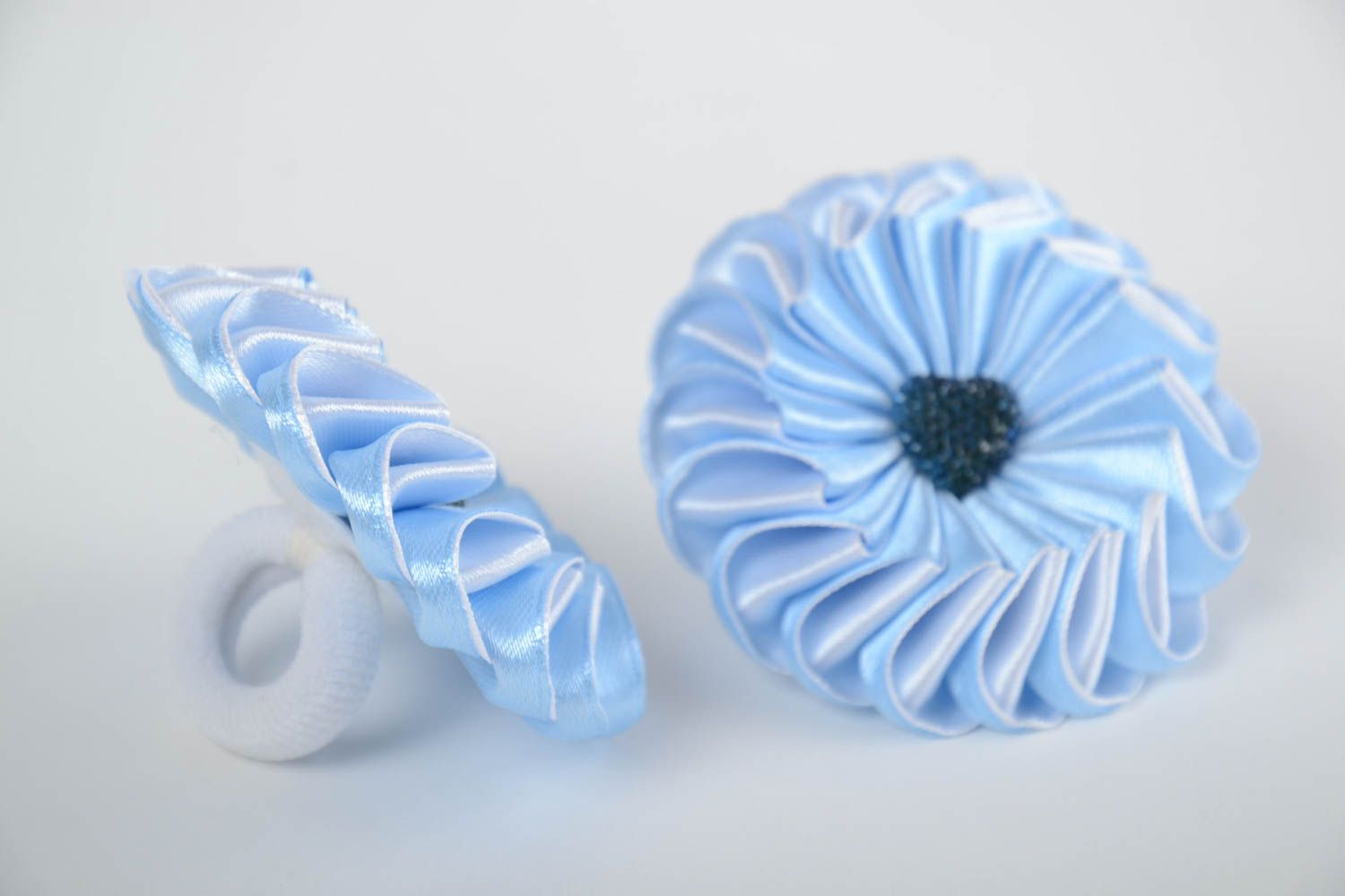 Hellblaues handmade Haargummis Set mit Blumen aus Atlasbändern für Kind 2 Stück foto 2