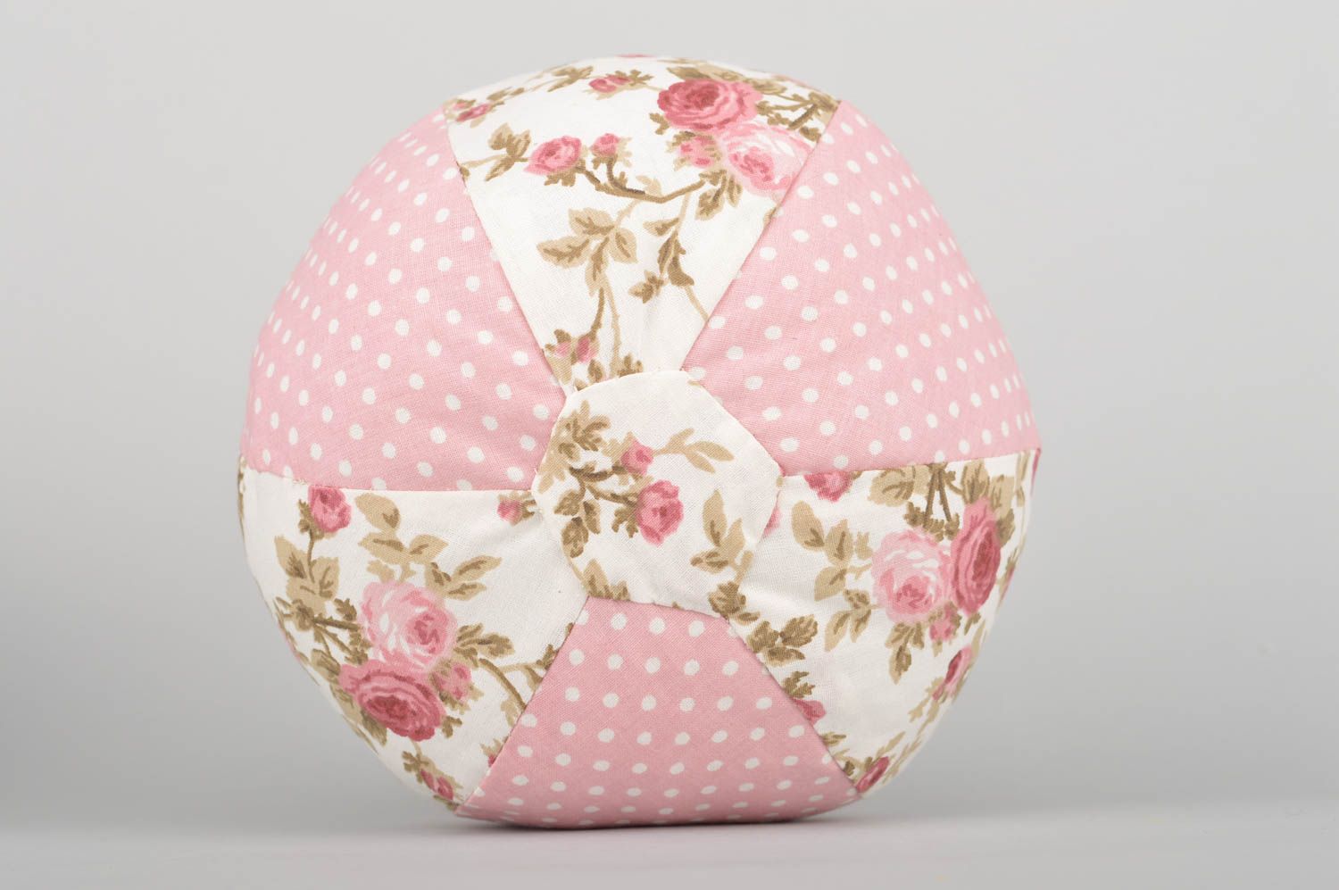 Мягкая игрушка мячик из ткани ручной работы в розовых тонах красивый нежный фото 5