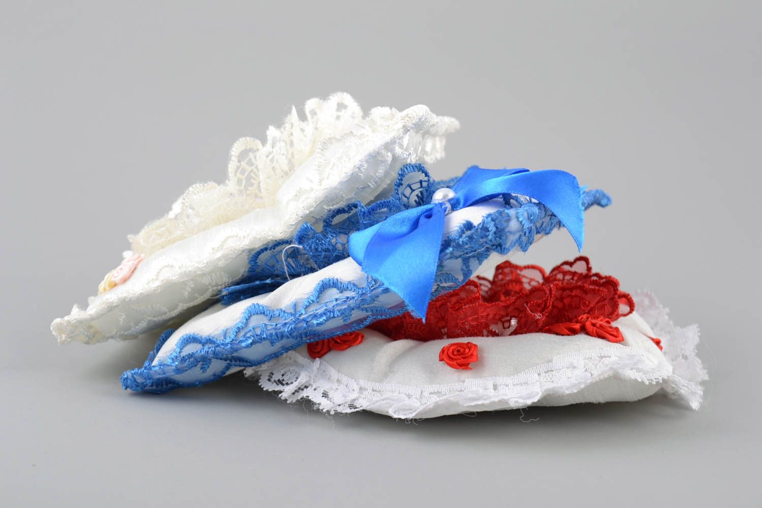 Свадебные подушечки для колец набор из трех штук голубая красная белая хэнд мейд фото 4