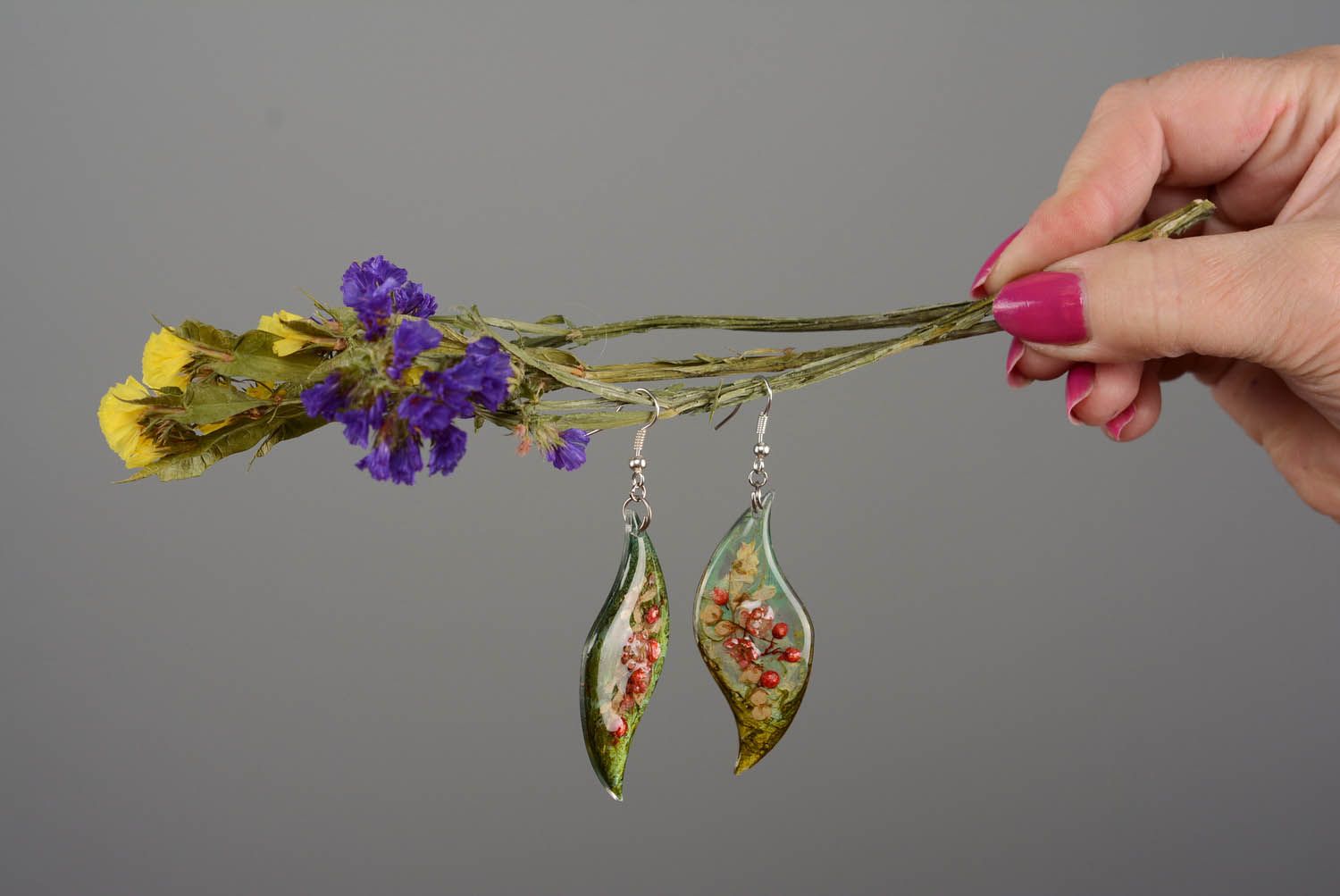 Orecchini con fiori secchi fatti a mano accessorio originale resina rpossidica foto 2