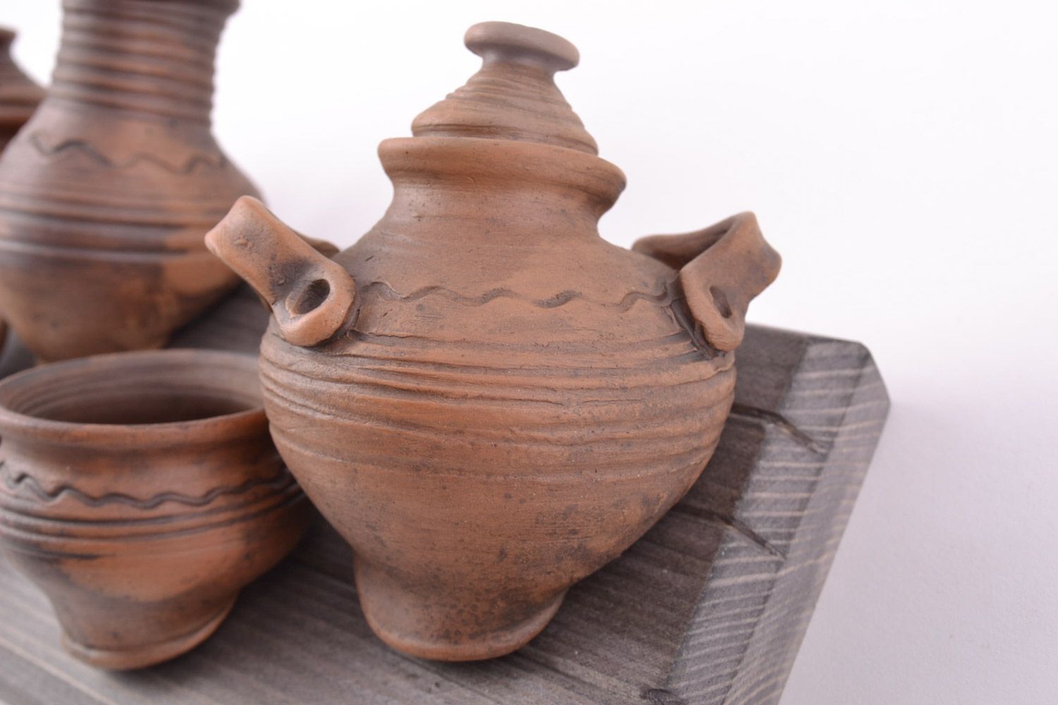 Объемное панно в виде деревянной доски с глиняной посудой в эко-стиле хэнд мэйд фото 5