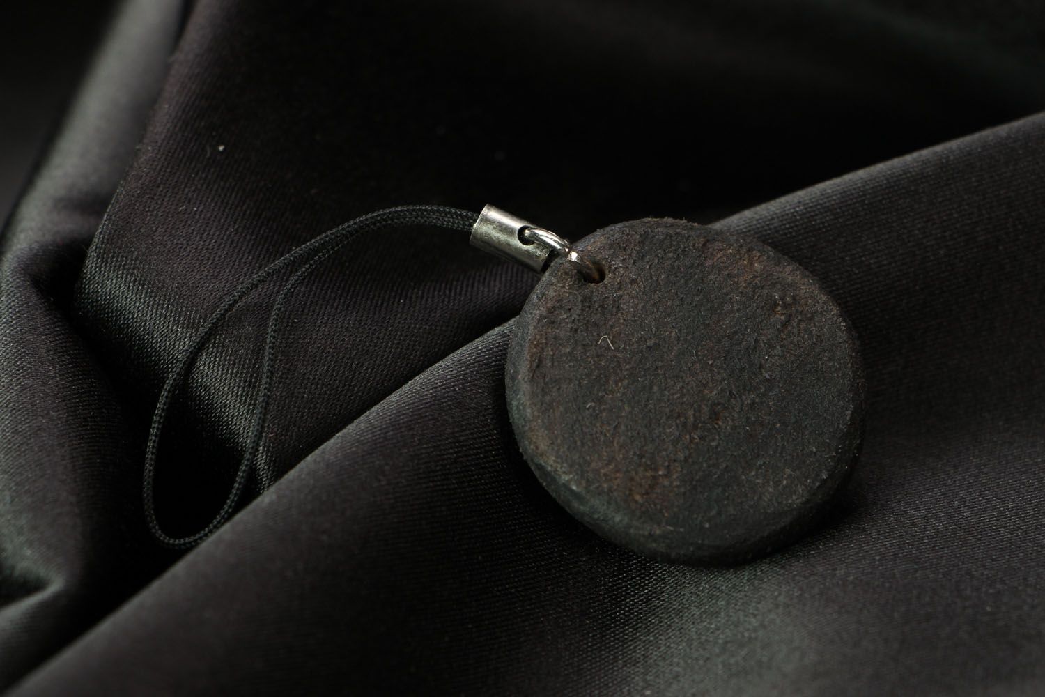 Breloque pendentif en cuir naturel fait main photo 3