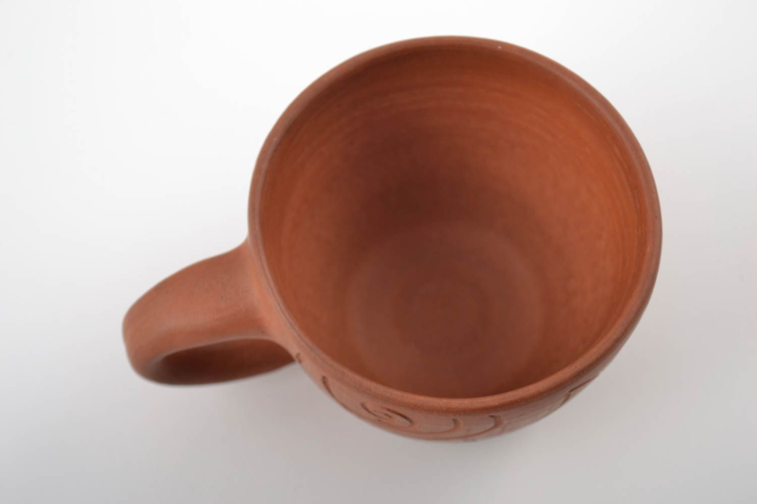 Глиняная чашка коричневая с узором для кофе ручной работы объемом 150 мл фото 3