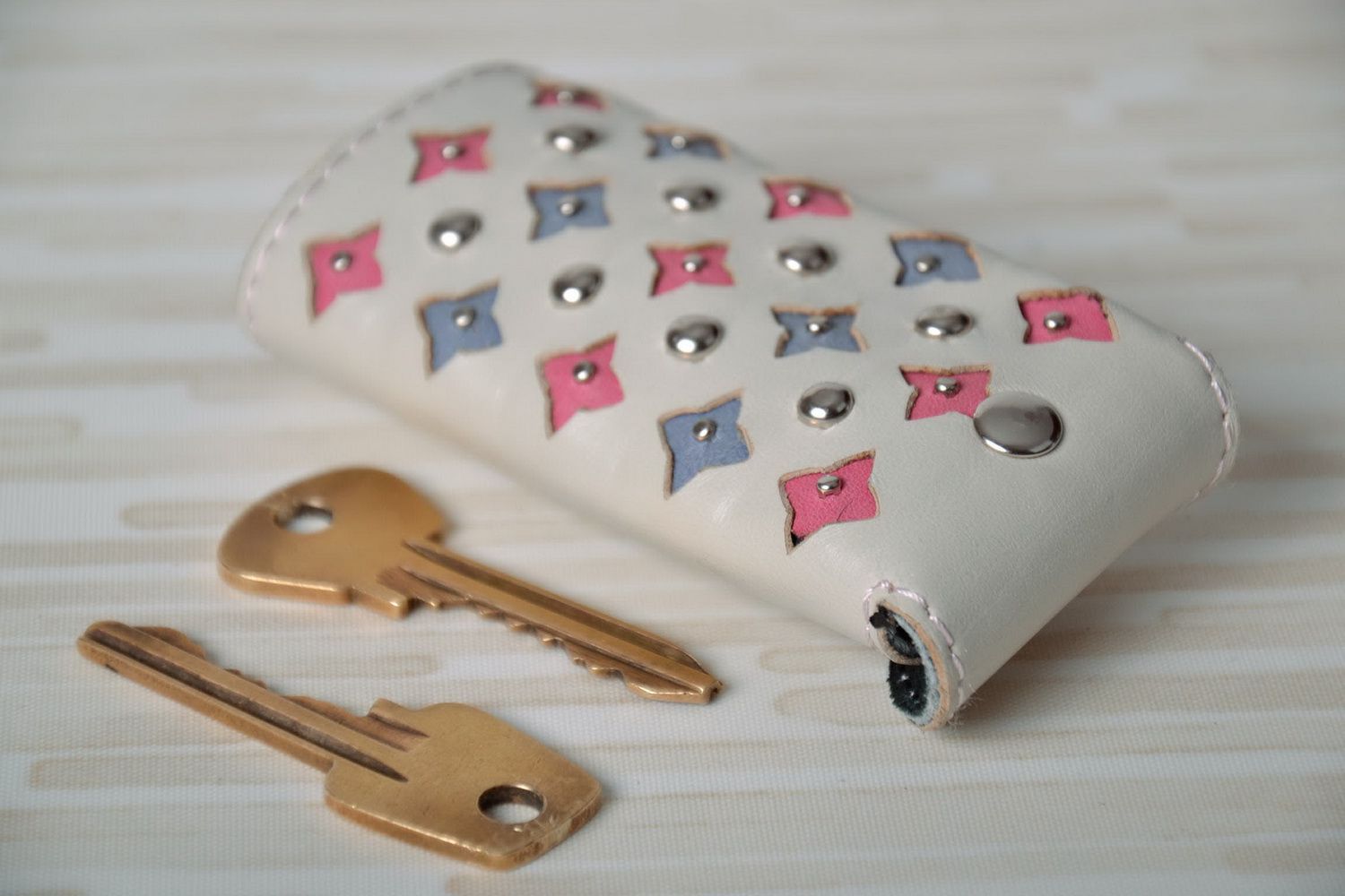 White leather key holder with rivets photo 2