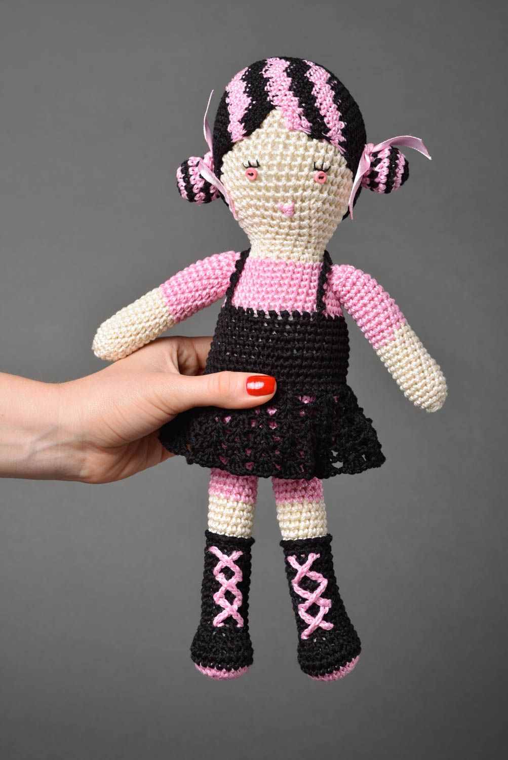 Poupée tricotée en coton Jouet fait main au crochet Cadeau enfant Fille en noir photo 3