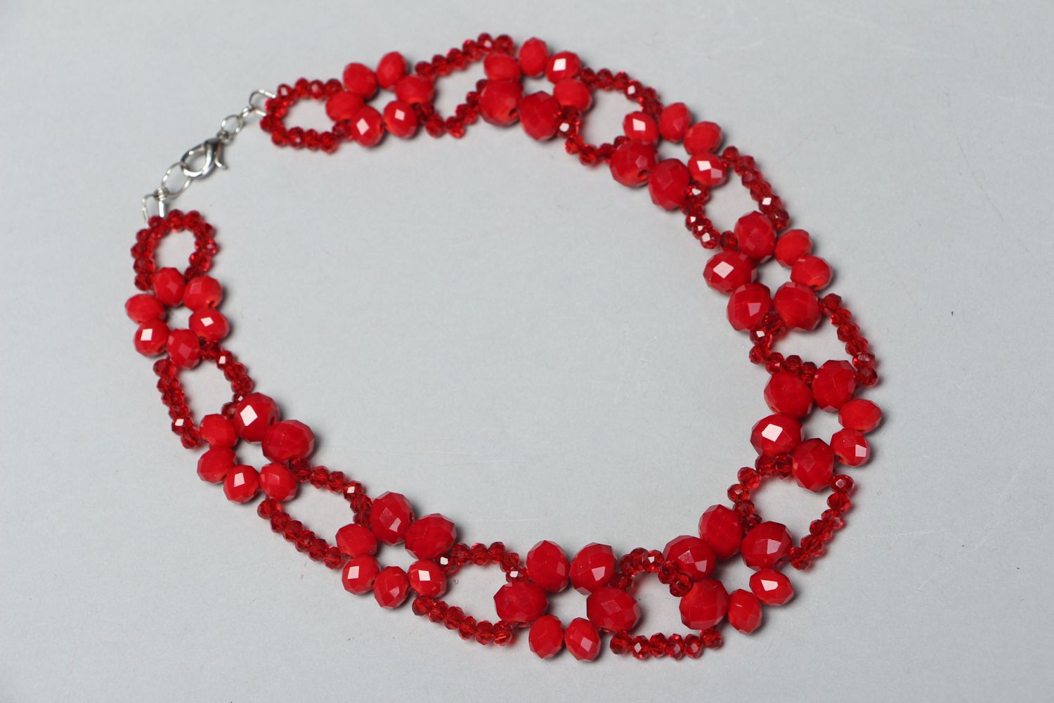 Red necklace with beads and crystal photo 1