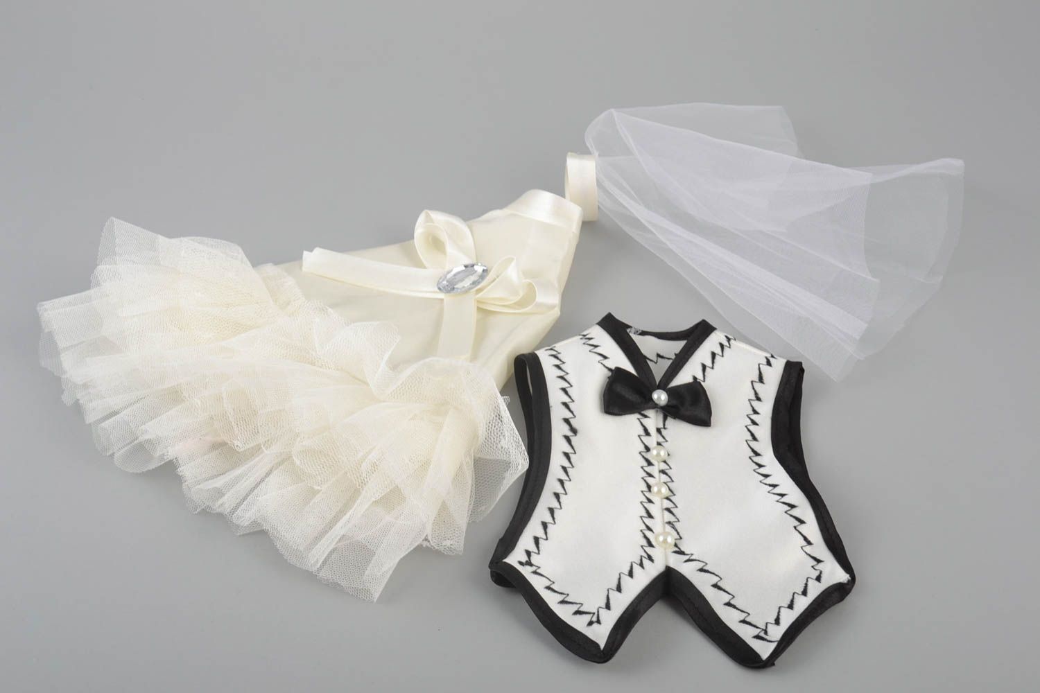 Handmade Hüllen für Flaschen zur Hochzeit Brautkleid und Anzug in Weiß Schwarz foto 2