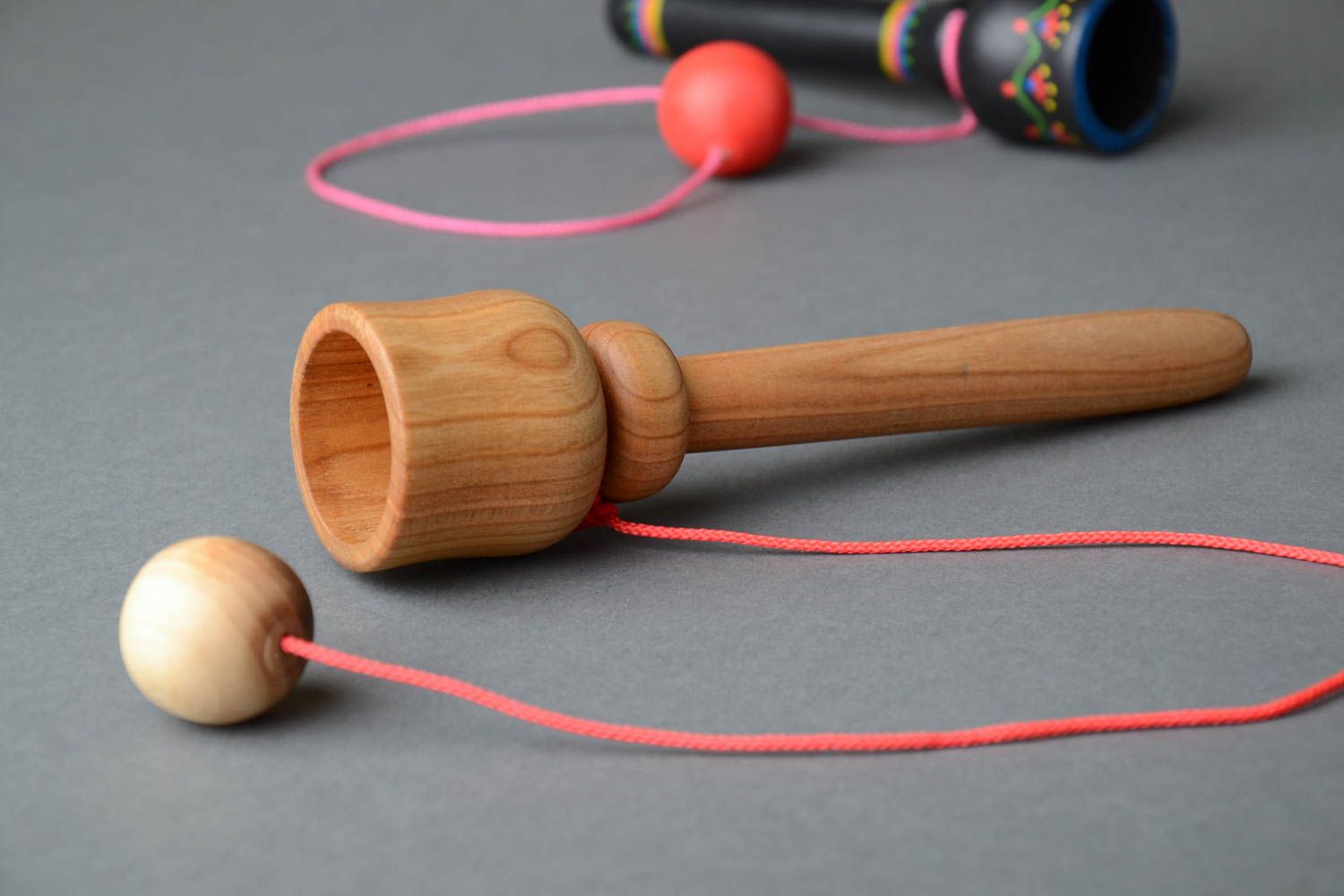 Jouet en bois fait main de design original artisanal d'éveil pour enfant photo 1