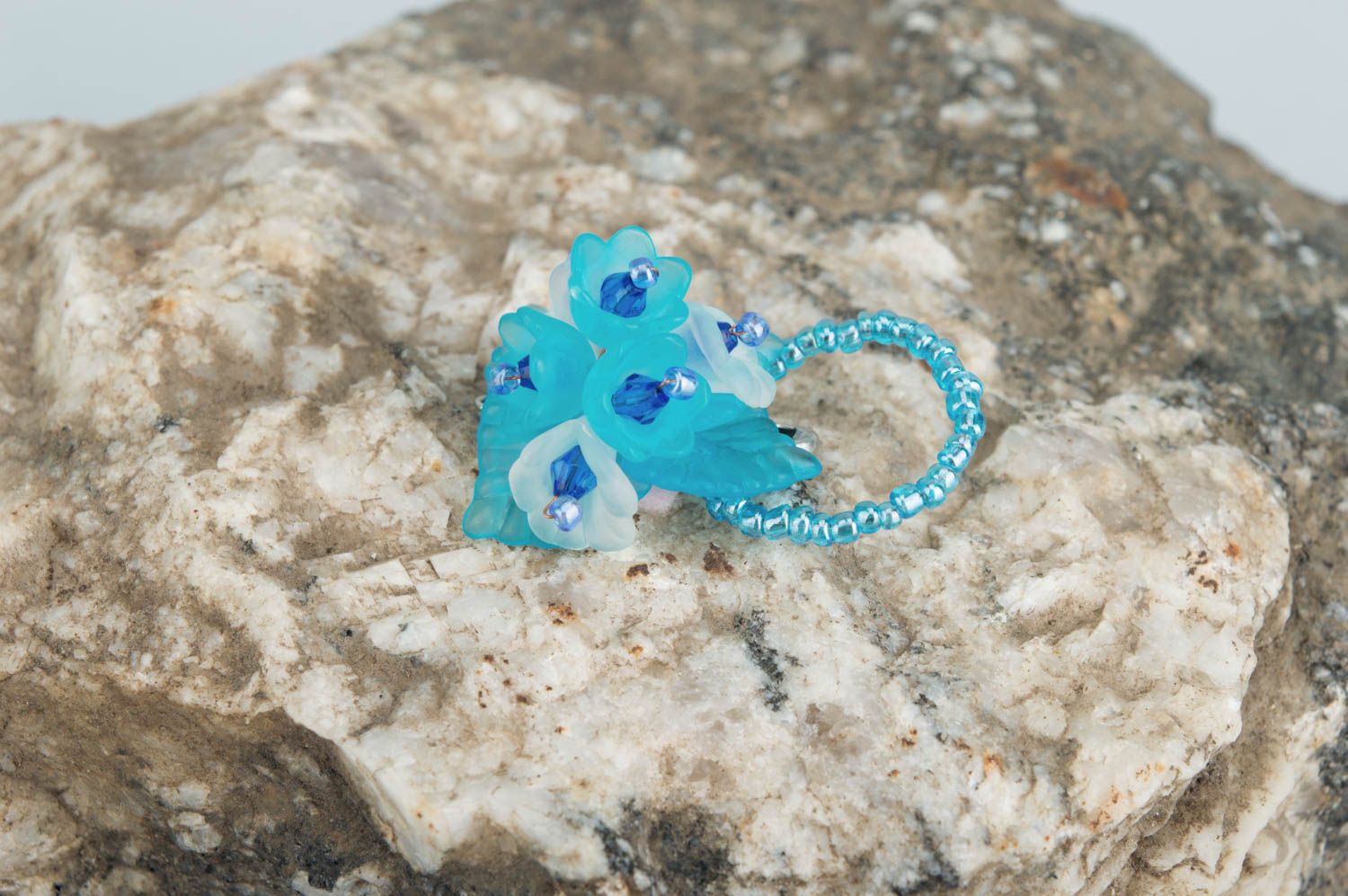 Brosche Blume handmade Accessoire für Frauen Glasperlen Schmuck in Blau schön foto 1