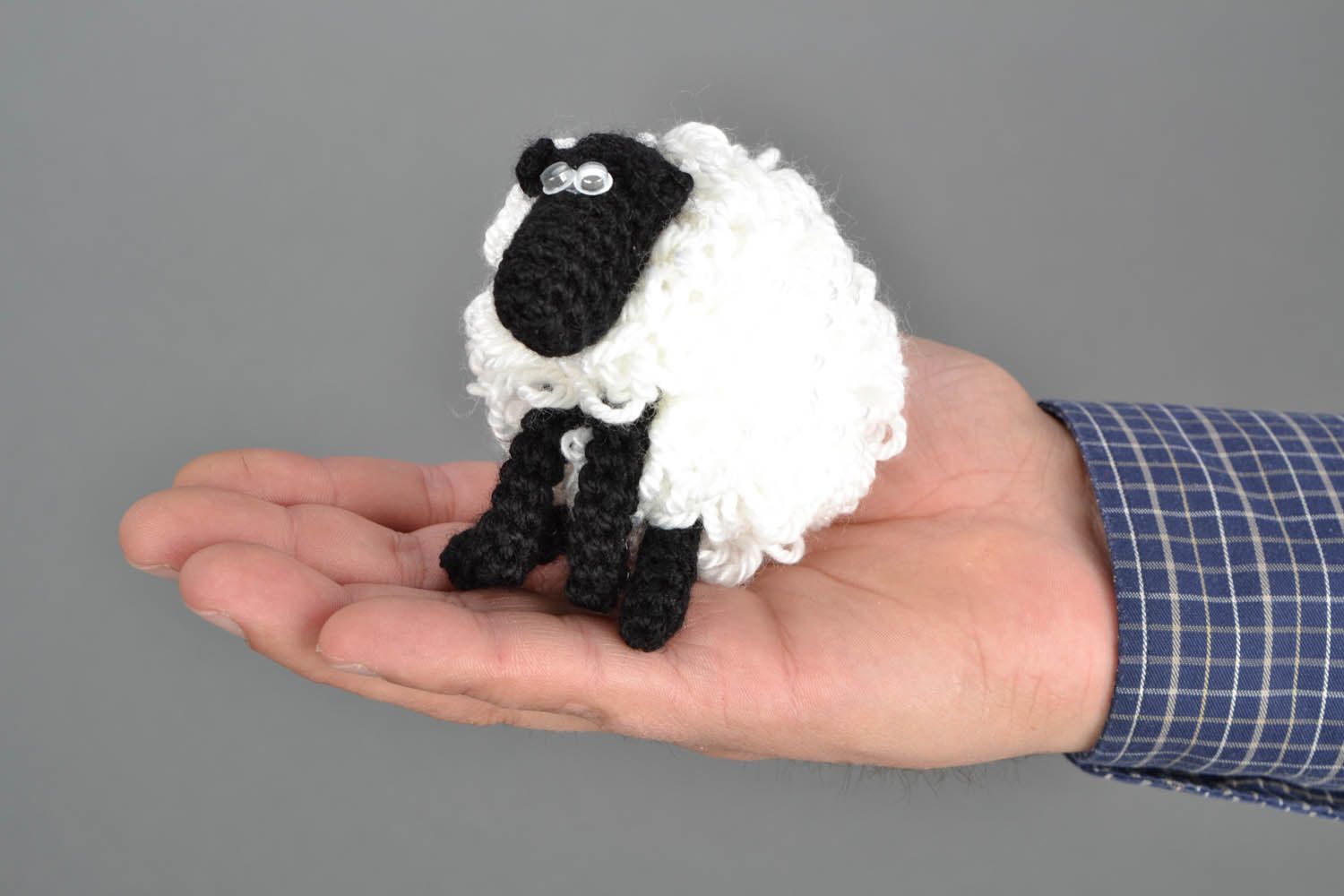 Вязаная игрушка мягкая Черно-белая овечка фото 1