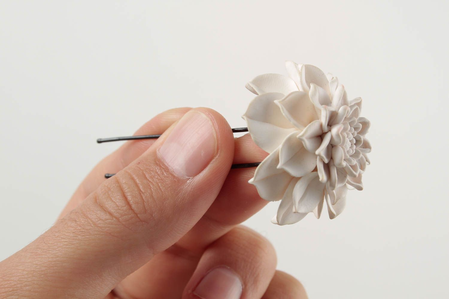 Blume Haarnadel handgemachter Schmuck Haar Accessoire aus Polymer weiß foto 2