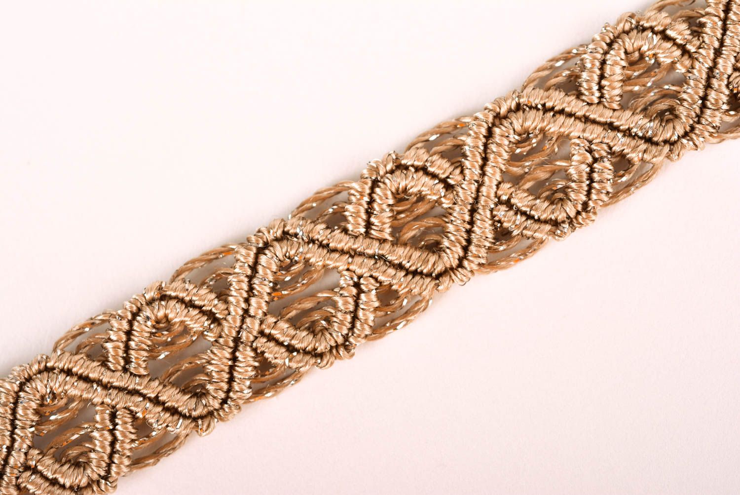 Модный браслет украшение ручной работы браслет из ниток бежевый макраме фото 4