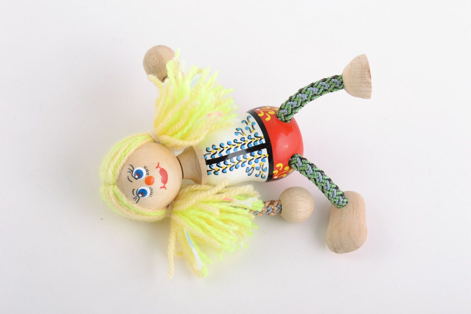 Juguete de madera con forma de muñeca hecho a mano pintado con tintes  foto 5