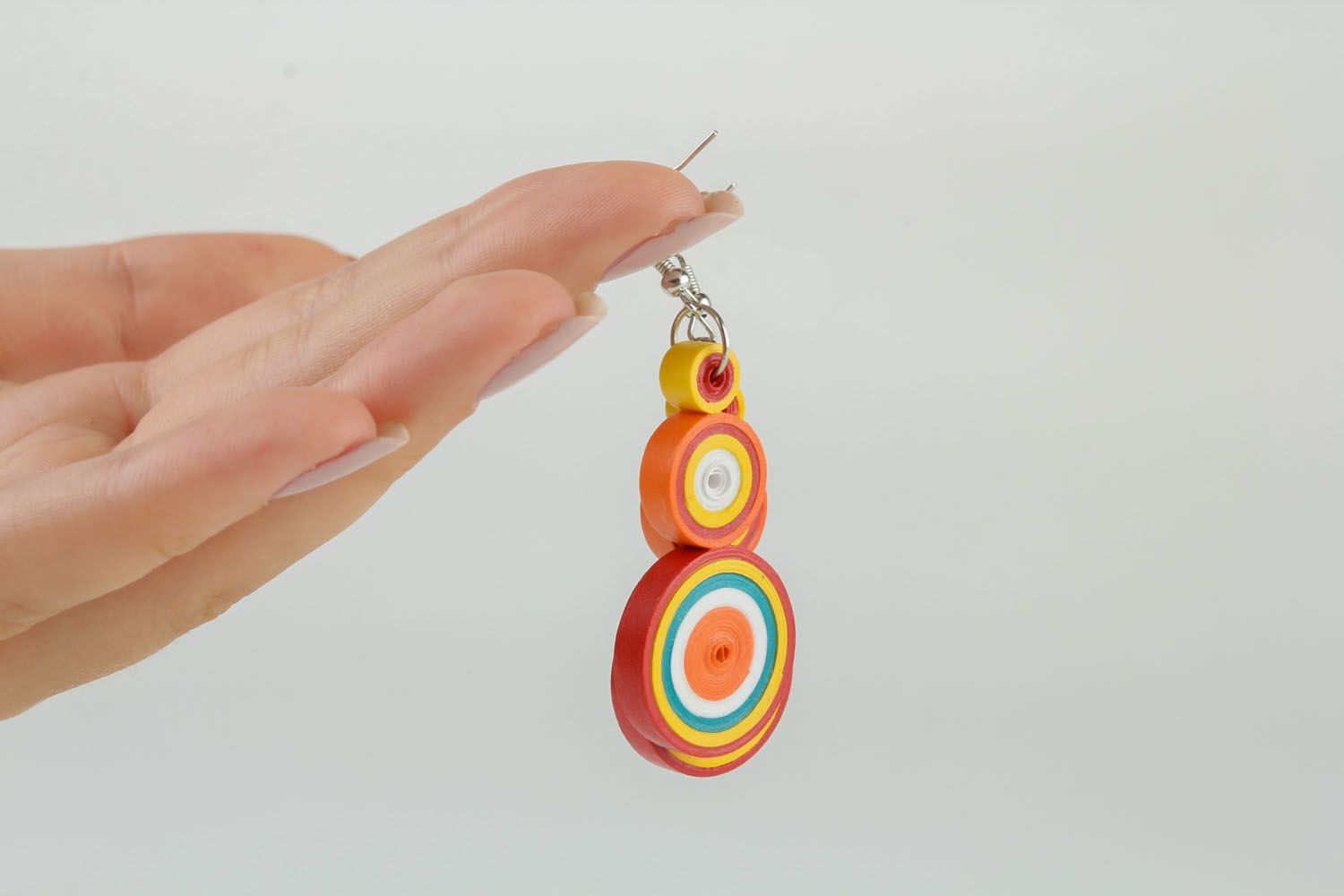 Colorful earrings made using quilling technique photo 5