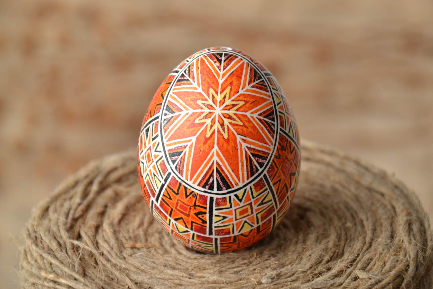 Пасхальное яйцо ручной работы с традиционной символикой фото 1