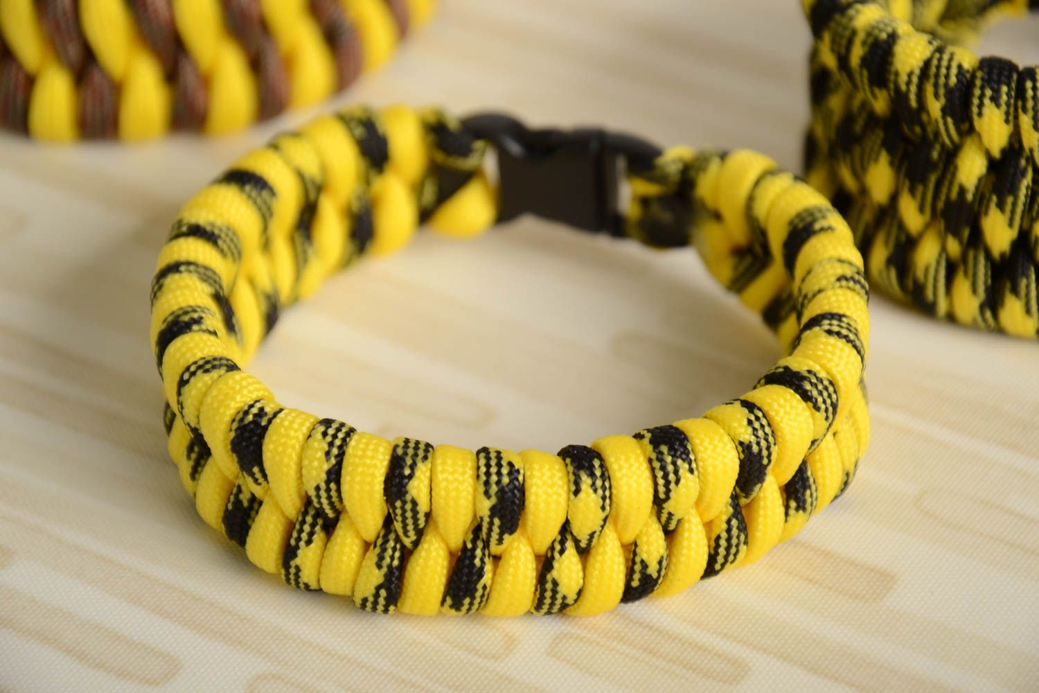 Bracelet fait main éclatant jaune noir en paracorde avec fermoir plastique photo 1