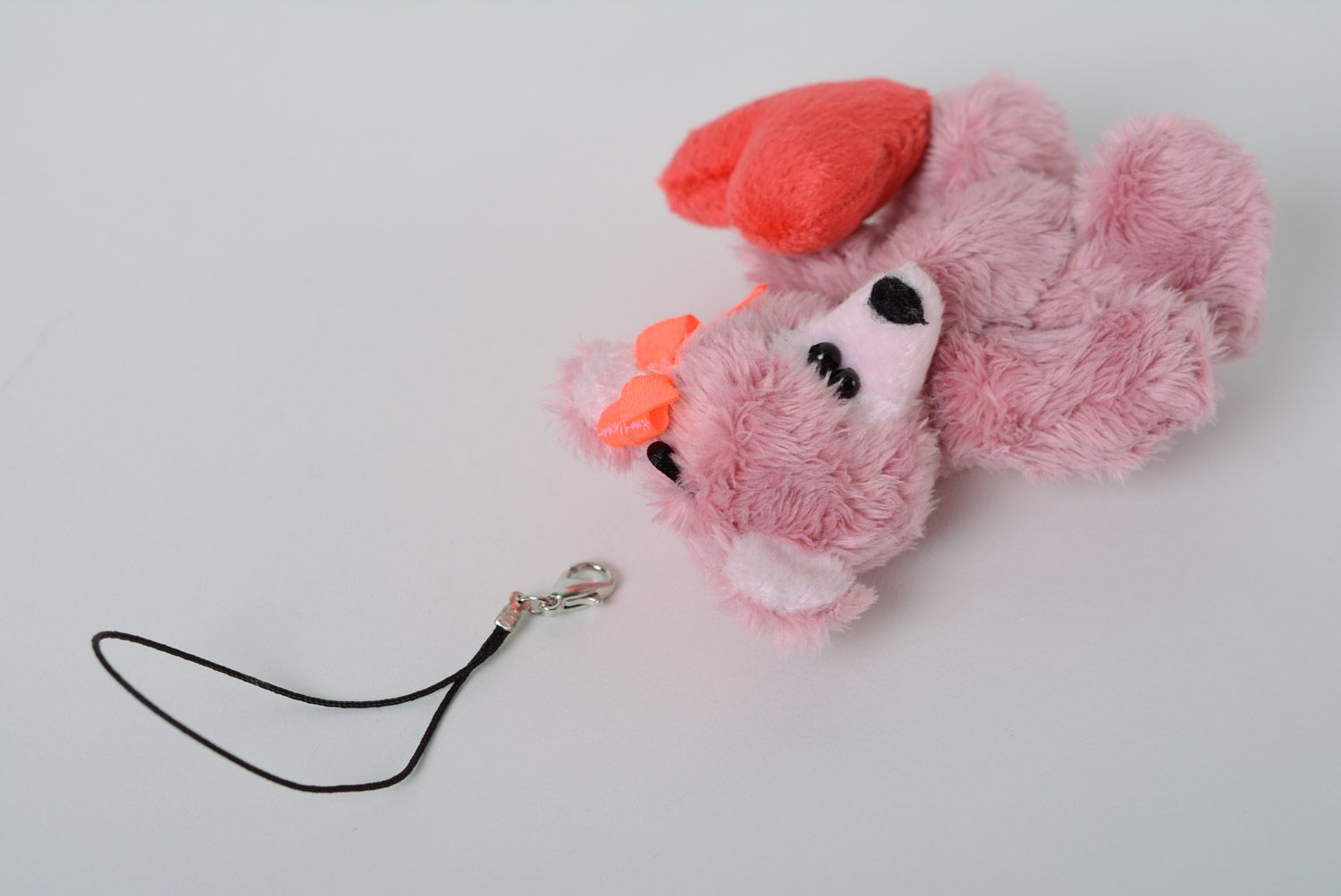 Авторский брелок-игрушка для ключей и аксессуаров ручной работы розовый с сердечком фото 3