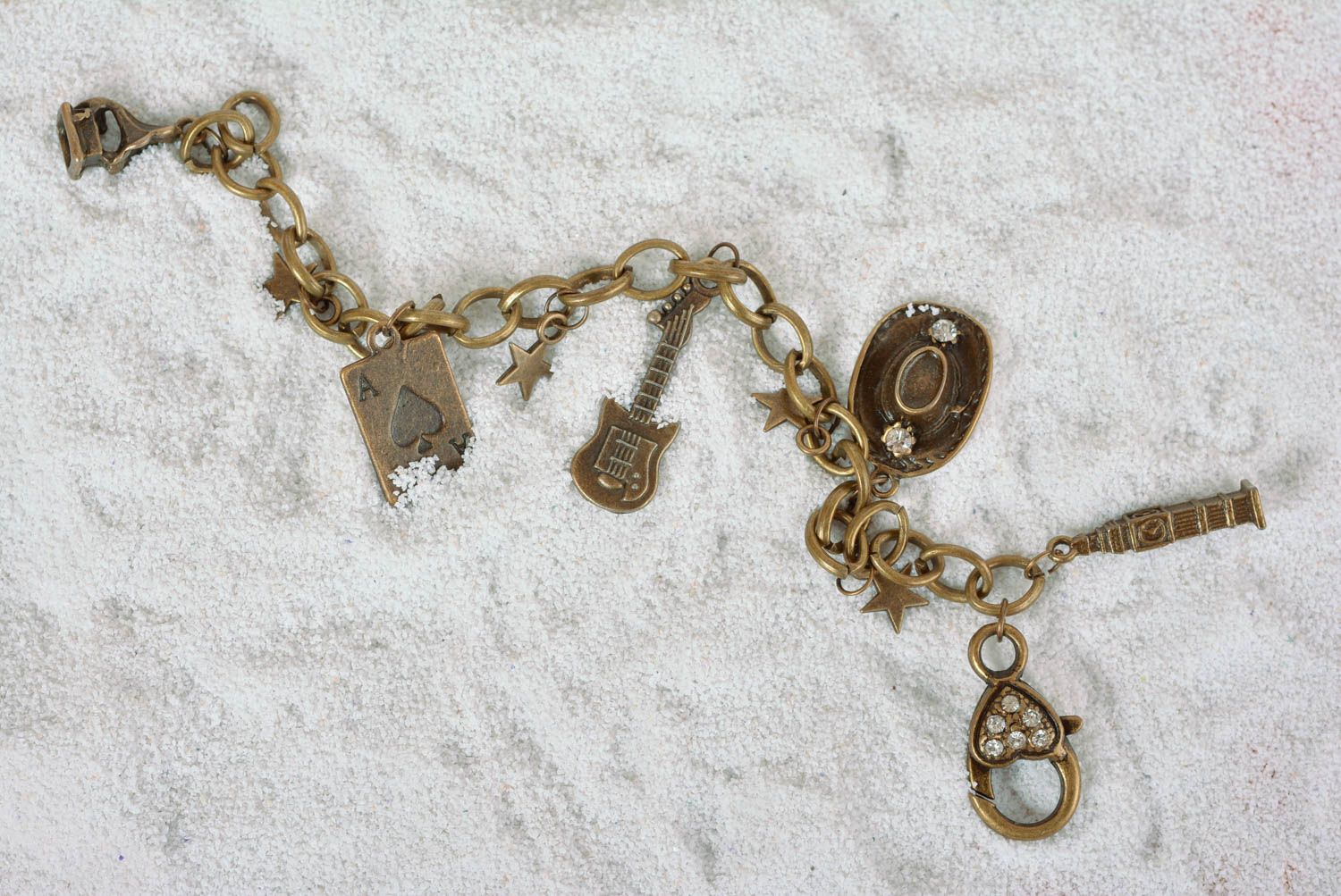 Bracelet en métal Bijou fait main sur chaîne avec pendeloques Accessoire femme  photo 2