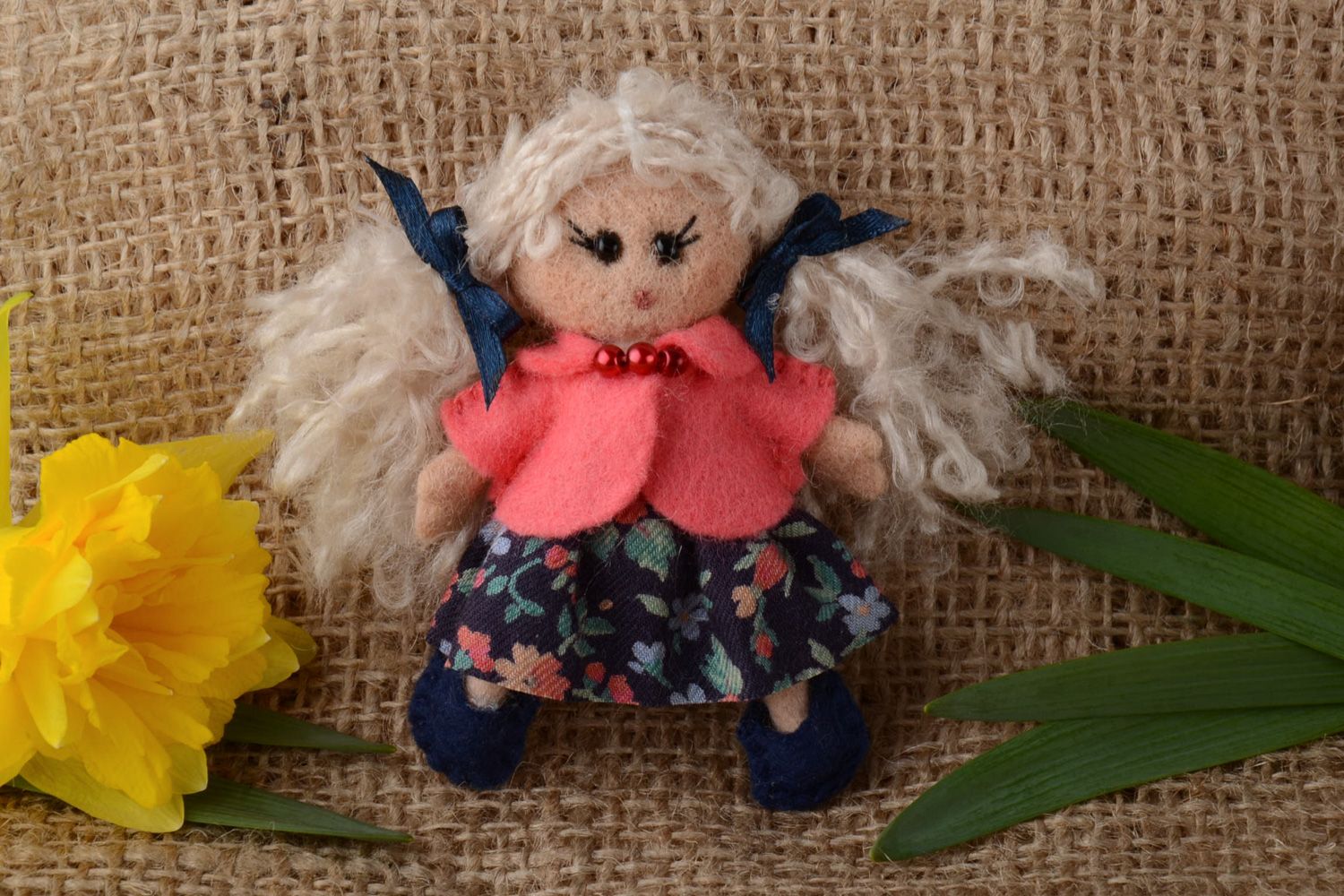 Broche décorative en tissu faite main originale en forme de poupée en robe photo 1