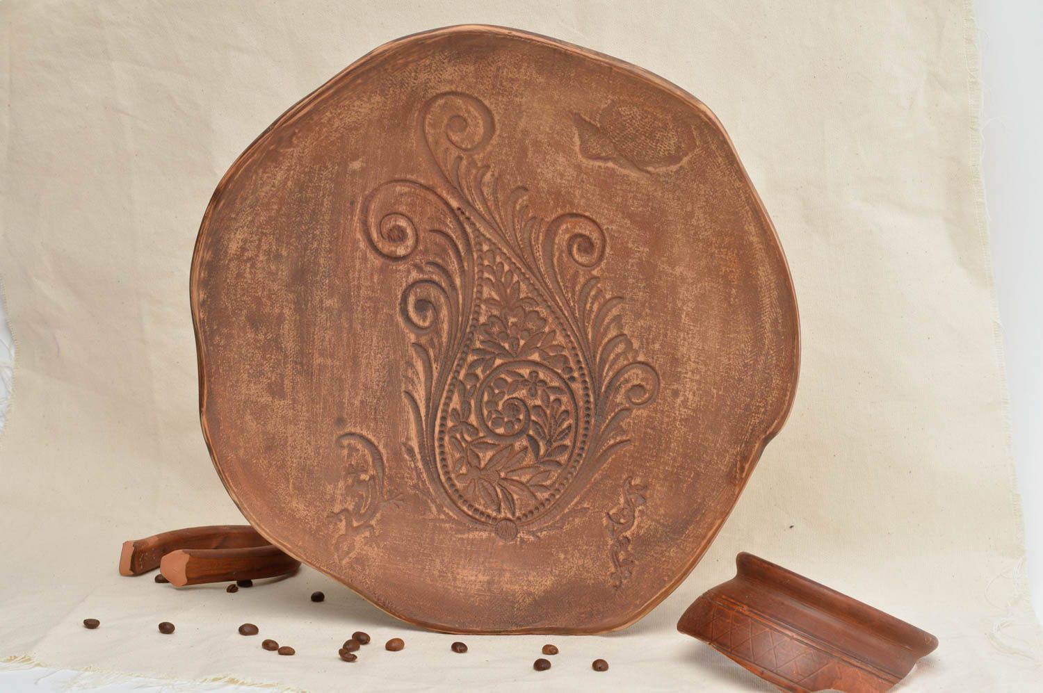 Assiette ronde marron clair en céramique motif en relief style écolo faite main photo 1