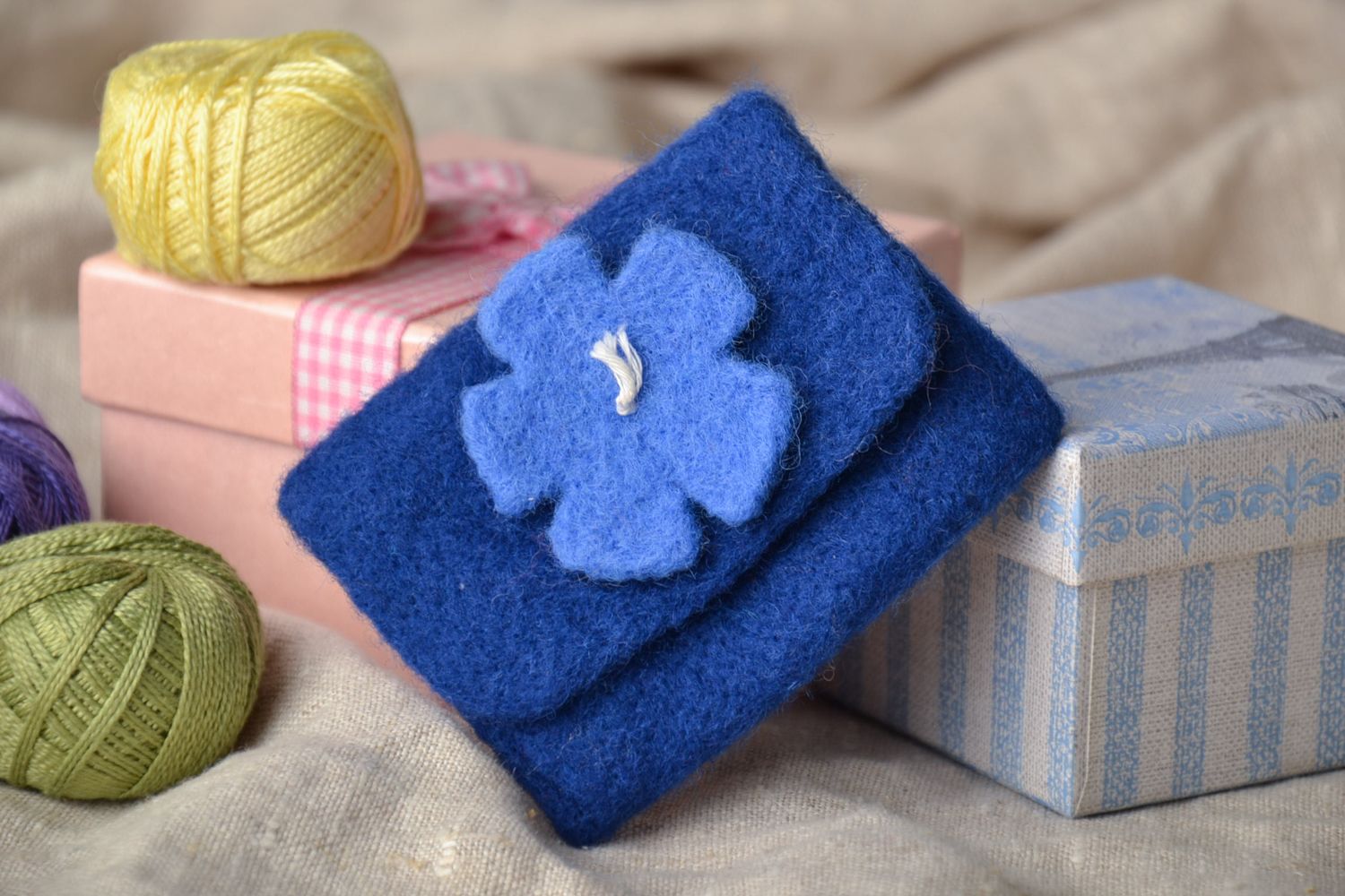 Portefeuille en laine naturelle bleu avec fleur feutrage à sec photo 1