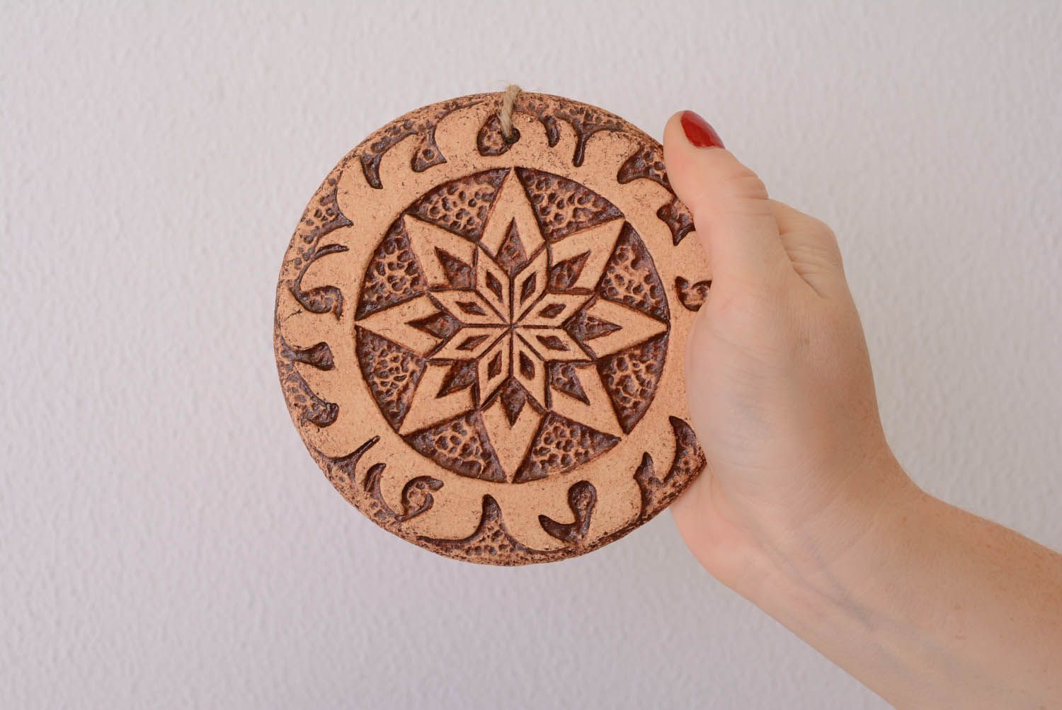 Prato talismã de cerâmica pingente decorativo para parede de argila feito à mão Alatyr foto 4