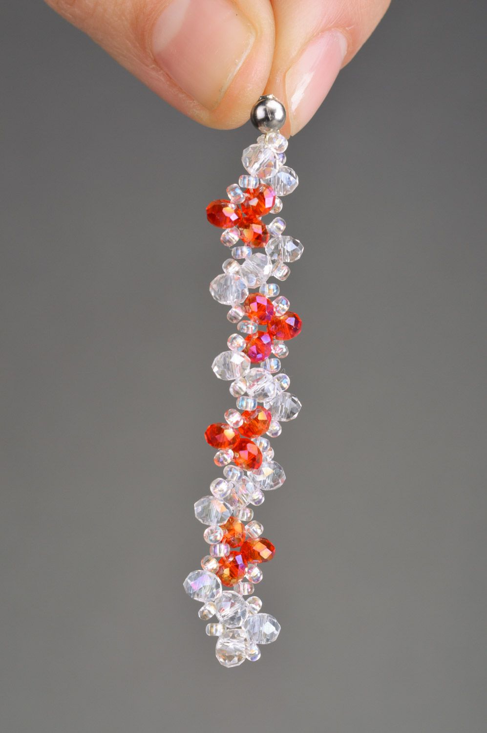 Lange handgefertigte künstlerische weiß rote Ohrringe aus Bergkristall für Damen foto 3