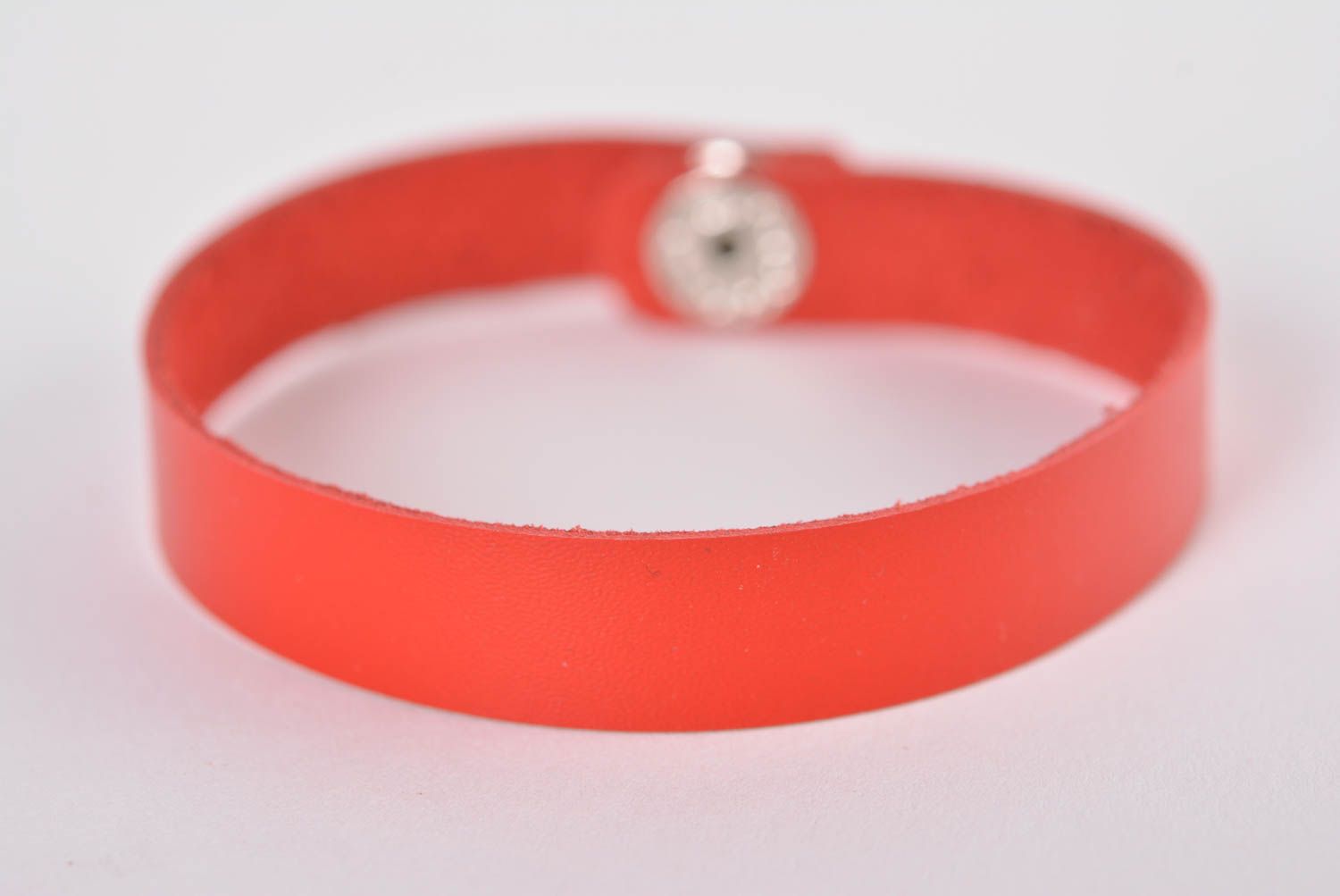 Красный кожаный браслет ручной работы украшение из кожи браслет на руку фото 1