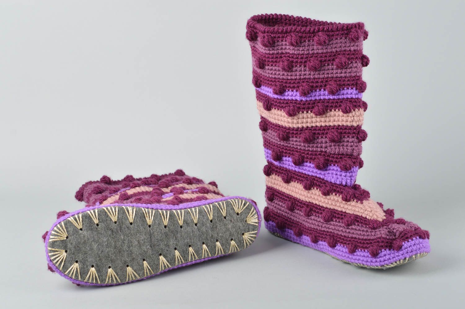 Тапочки ручной работы сапожки крючком вязаные сапожки из шерсти фиолетовые фото 2