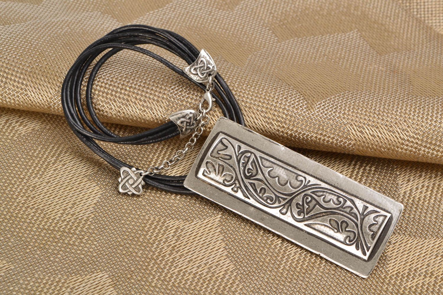 Collier en métal fait main original élégant avec cordon en cuir Cherkava photo 1