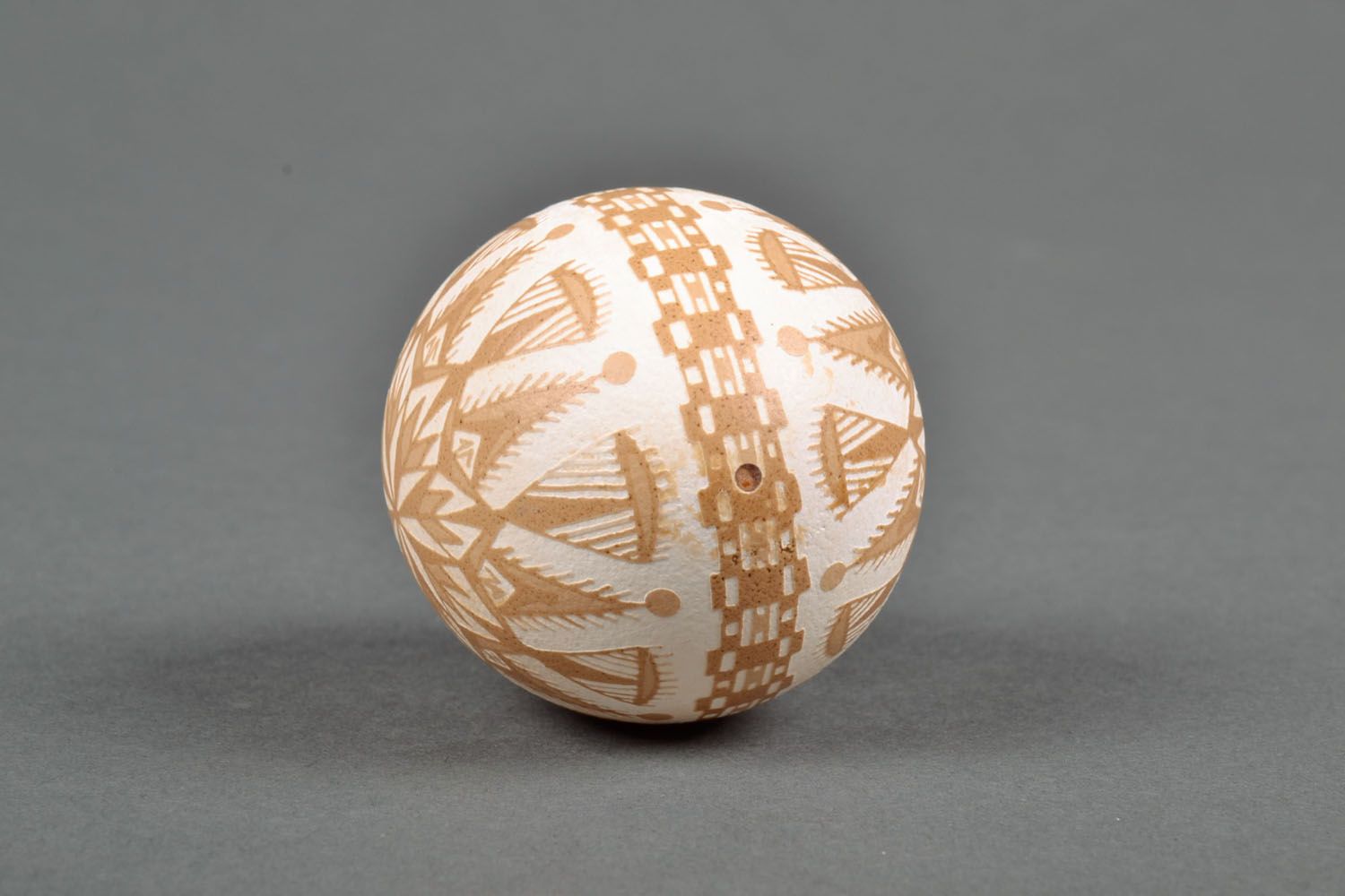 Huevo pintado según la técnica de capado con ácidos foto 4