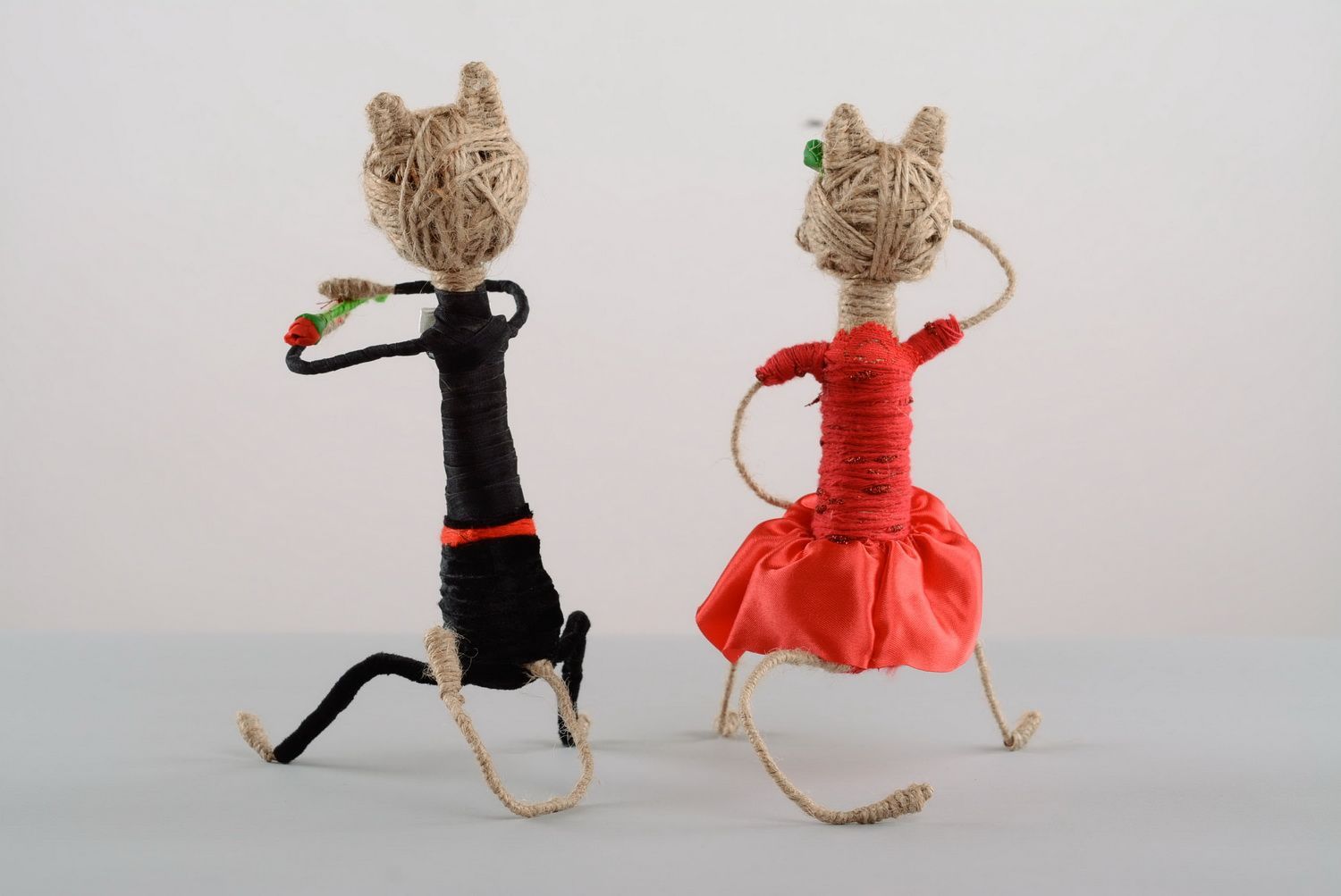 Estatueta de barbante artesanal Casal de gatos a dançar foto 4